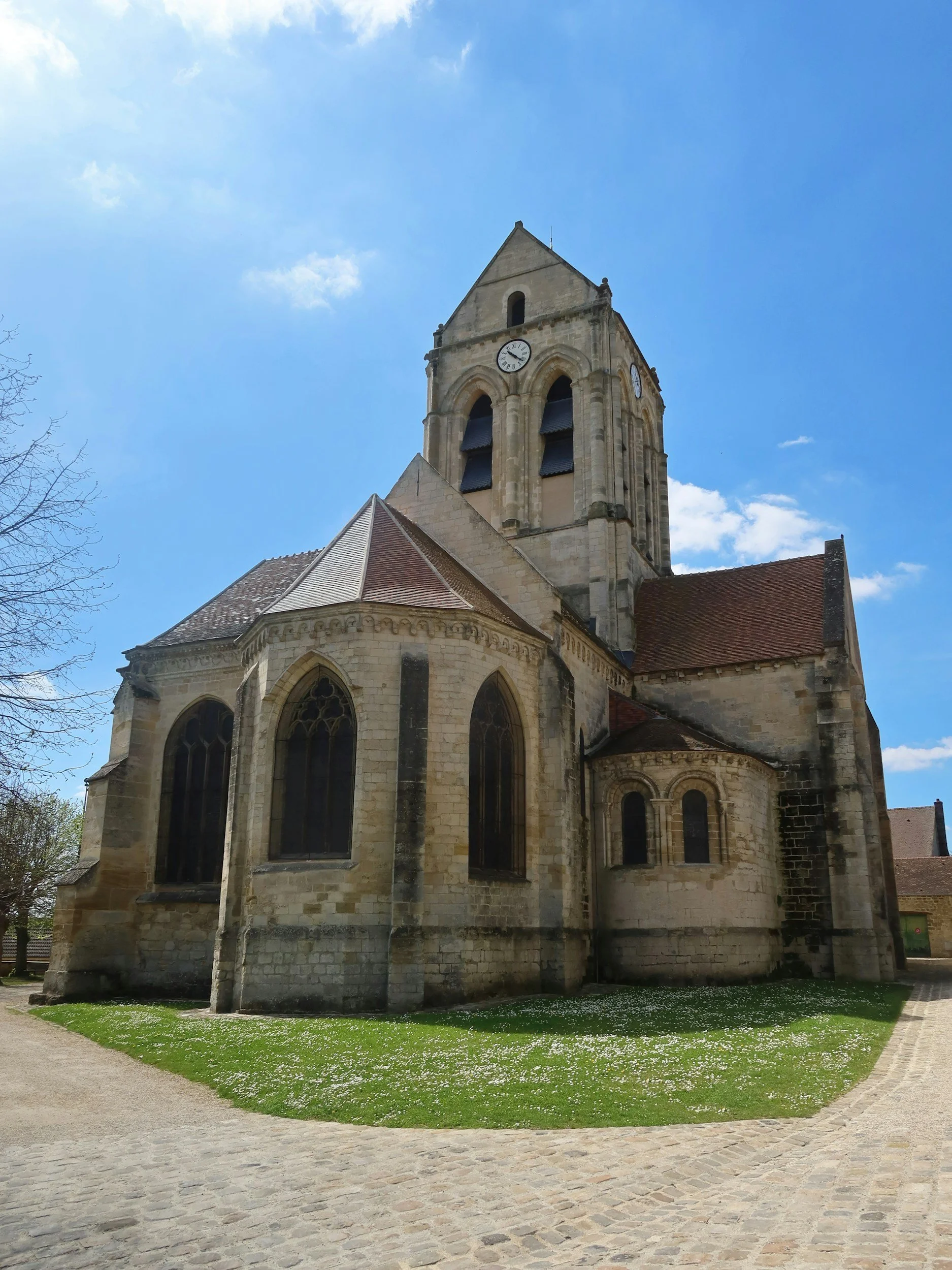 The church at Auvers-sur-Oise painted by Vincent van Gogh