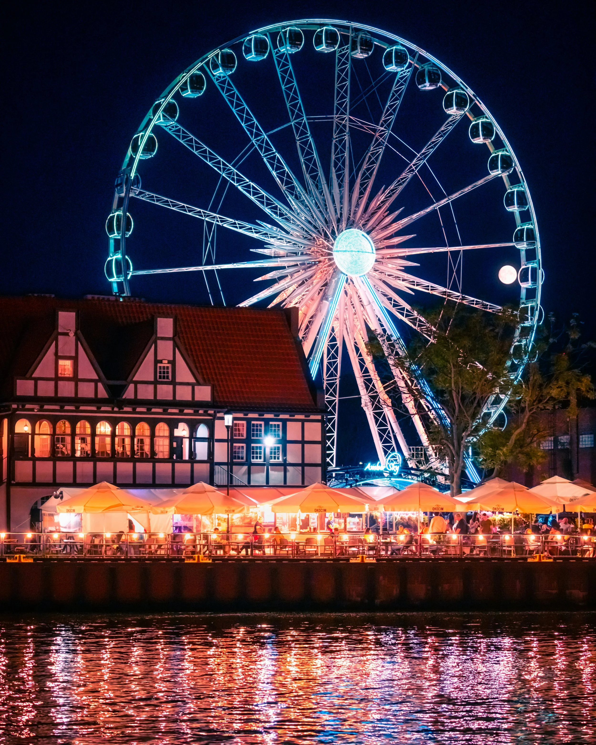Gdańsk Christmas market on the Long Market with a Ferris wheel, Poland
