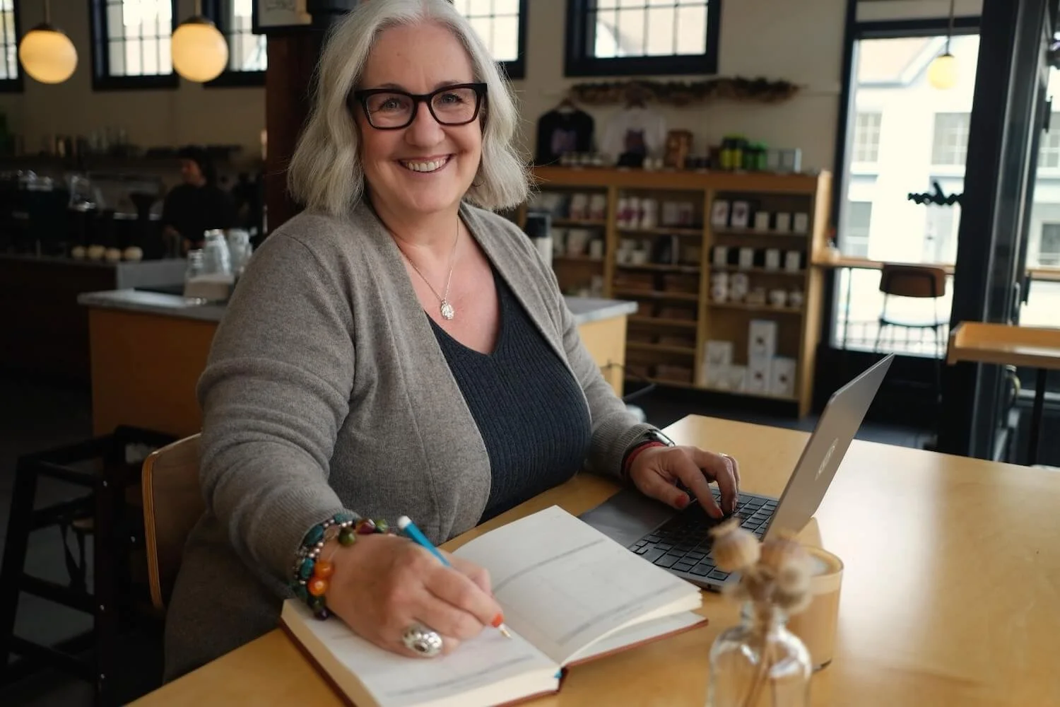 Image of Kerstin Martin at a cafe with her laptop and Eule Planner
