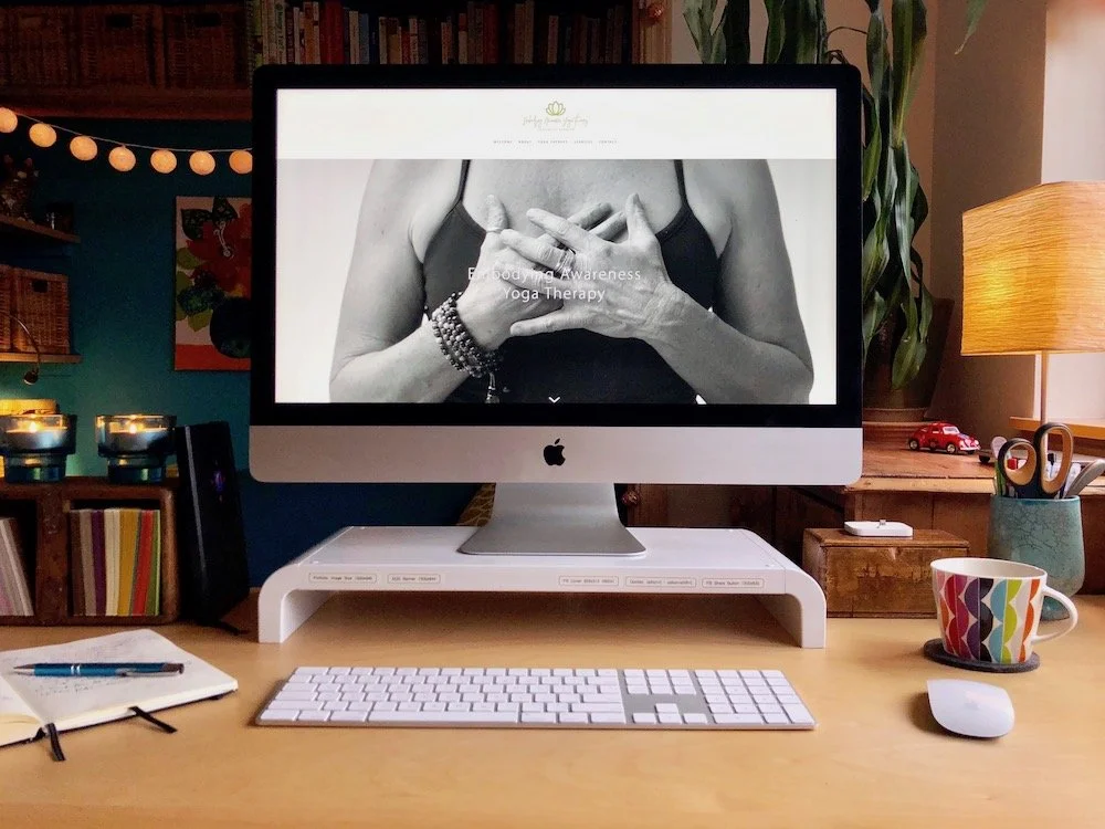 Photo of Kerstin's previous homeoffice, showing her desktop computer and the homepage of one of her 3-Day-Wonder websites