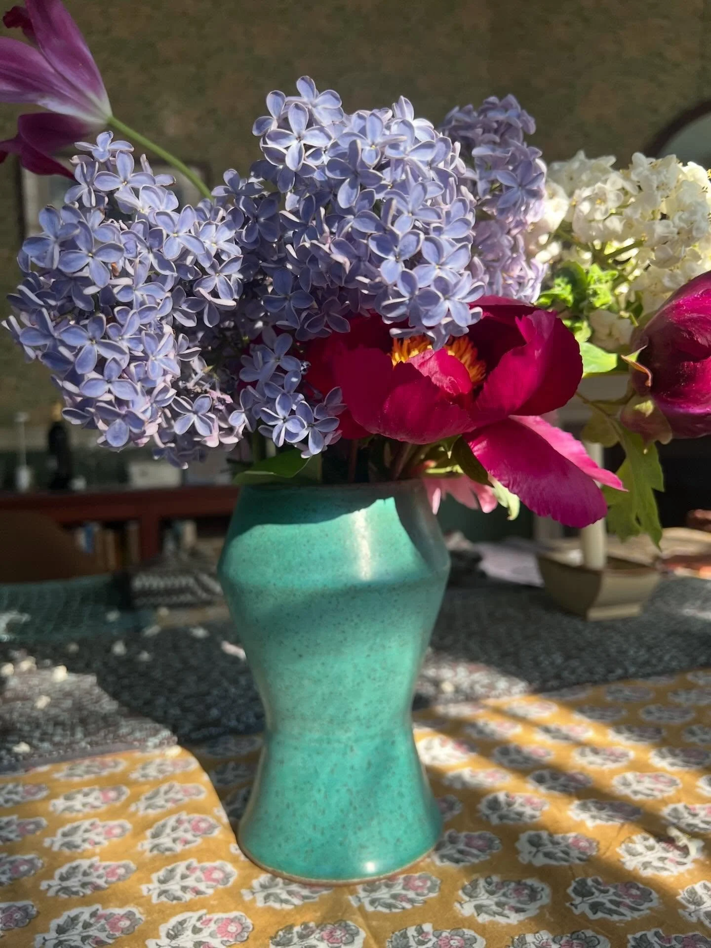 Vase in weathered bronze 9&rdquo;h x 5&rdquo;. This shape doesn&rsquo;t look like much on its own but it&rsquo;s perfect for a boo-kay 🌺 Inspired by vintage flower show tin vases.

#eastrockceramics #studiopottery #vase #stoneware #pottery