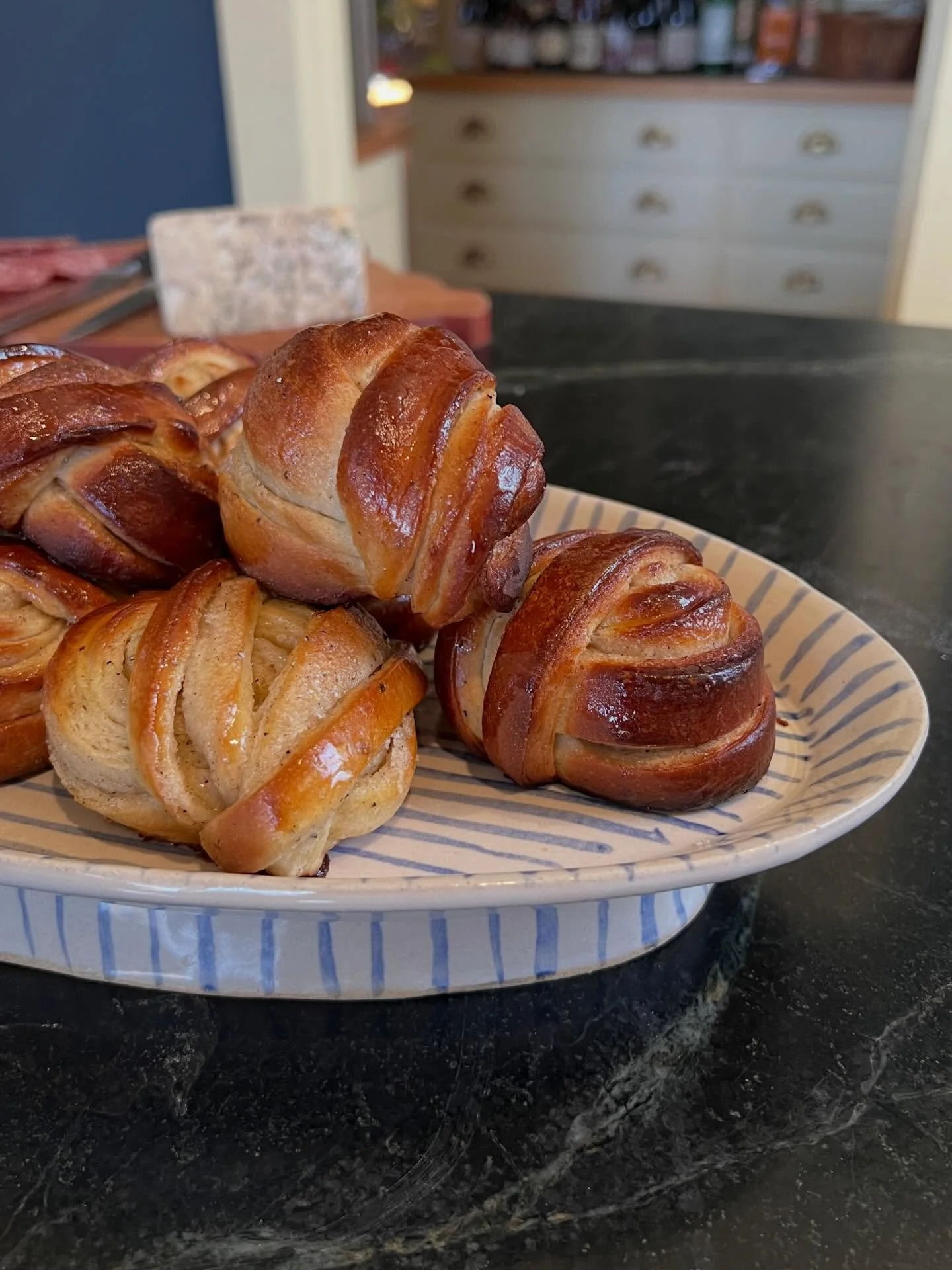 Cardamom buns in the snow on warm plates from the kiln. Eating my feelings
#eastrockceramics #pottery #tableware #studiopottery
