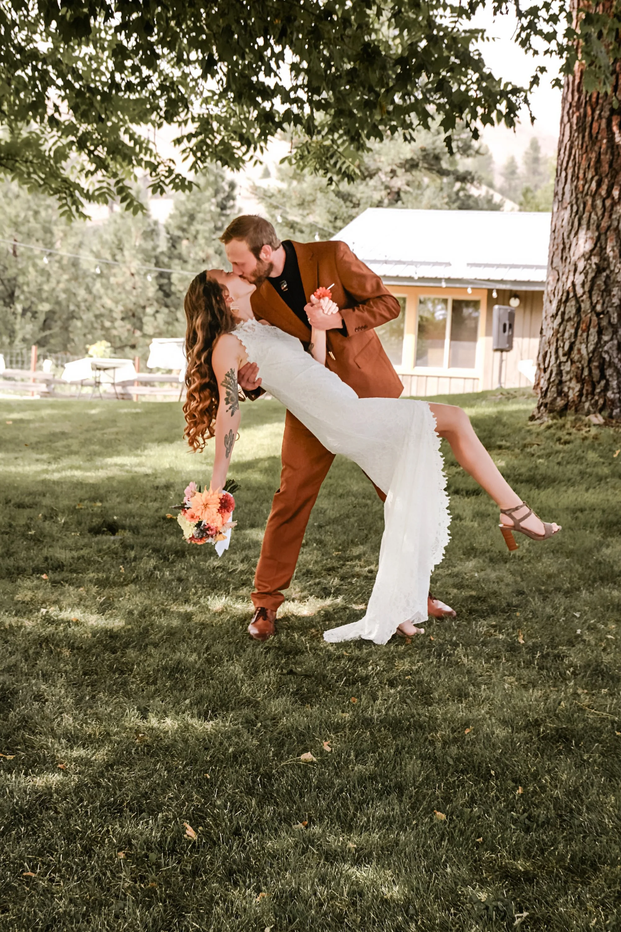romantic-wedding-dip-kiss-under-tree.jpeg
