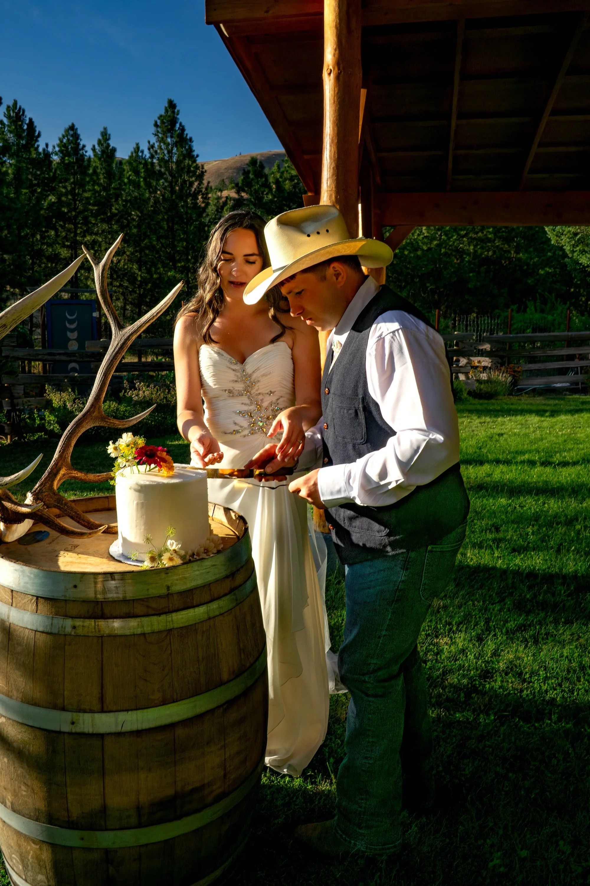 groom-cutting-cake-barrel-display.jpeg