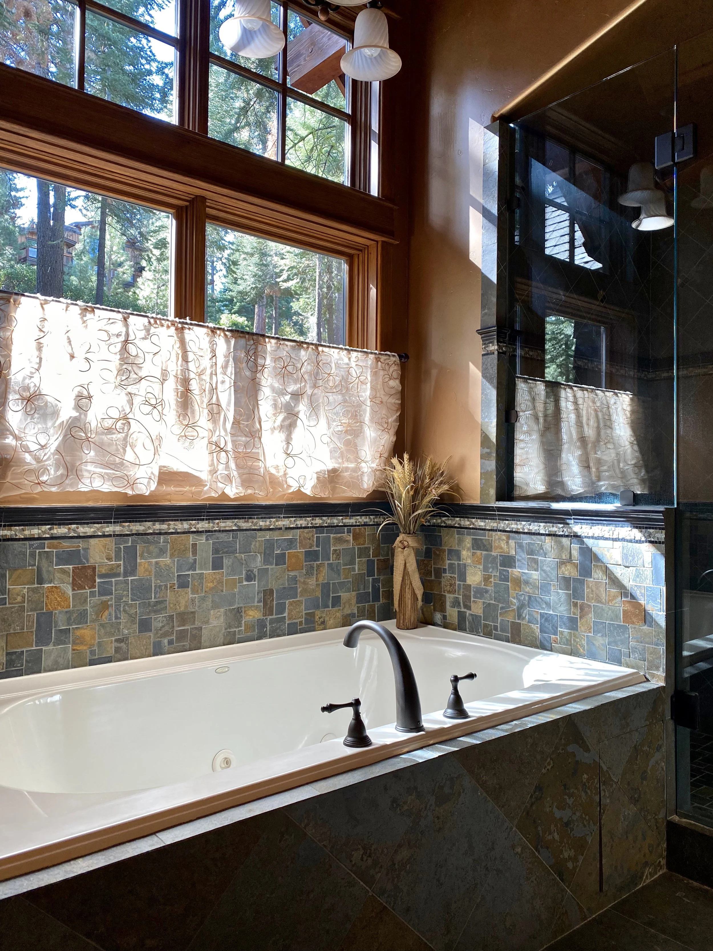 Jetted stub in master suite at Gray Wolf Haven