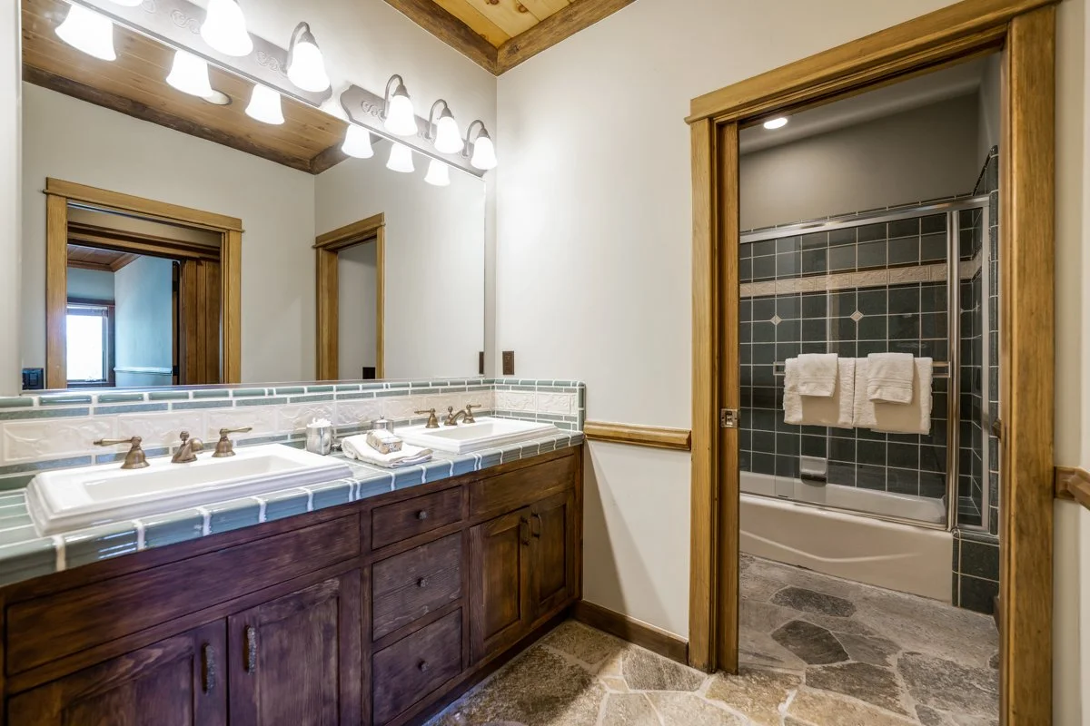 Four piece bathroom at Gray Wolf Haven