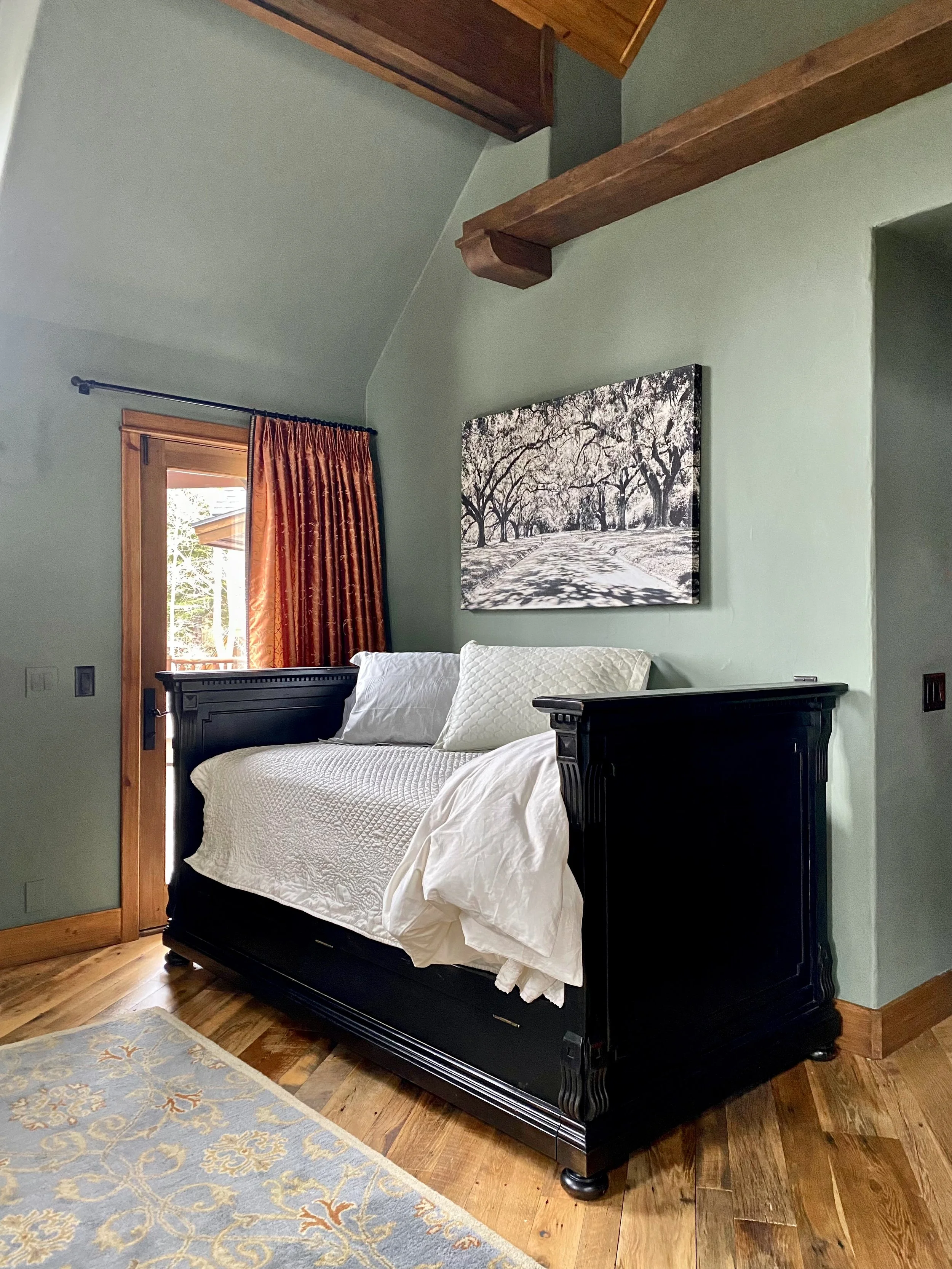 Day bed in master suite at Gray Wolf Haven