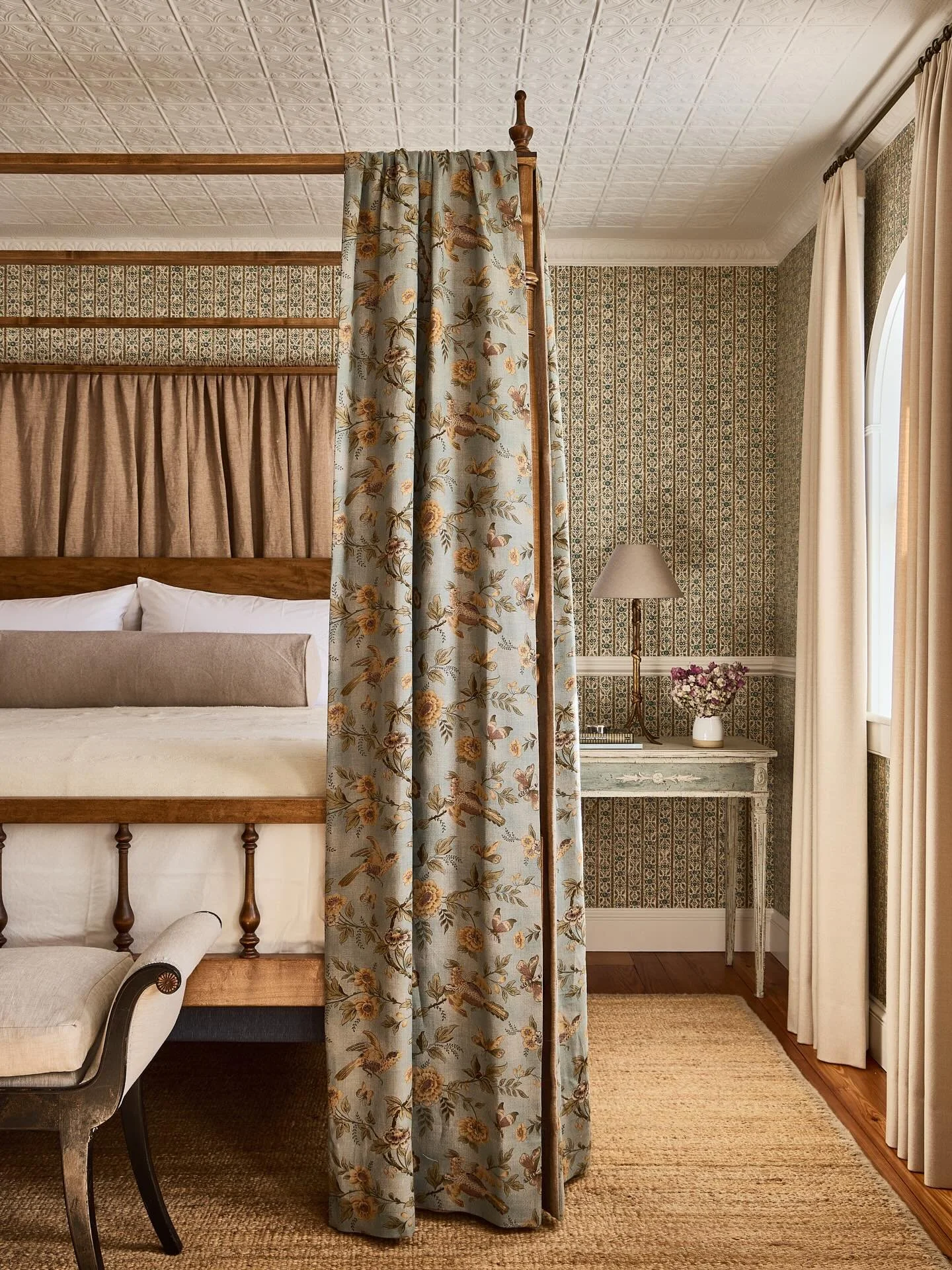 This primary bedroom proved challenging at the onset. Our goal was to soften the five radius windows and blend the pressed metal ceiling into the space quietly.
Deciding to do the paneled poster bed was our first step&hellip;

Photo by @mkisiday