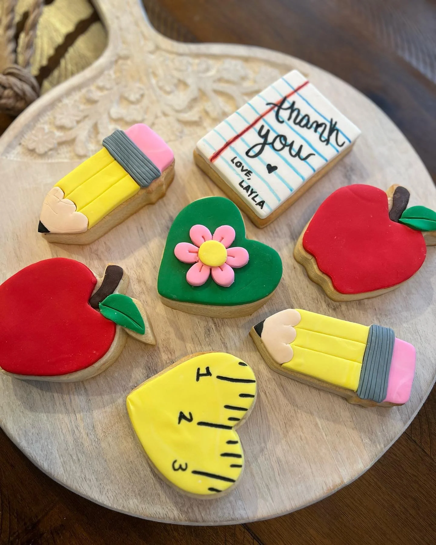 Nothing like thanking your teachers with a box of cookies! 🍎👩🏼&zwj;🏫📎