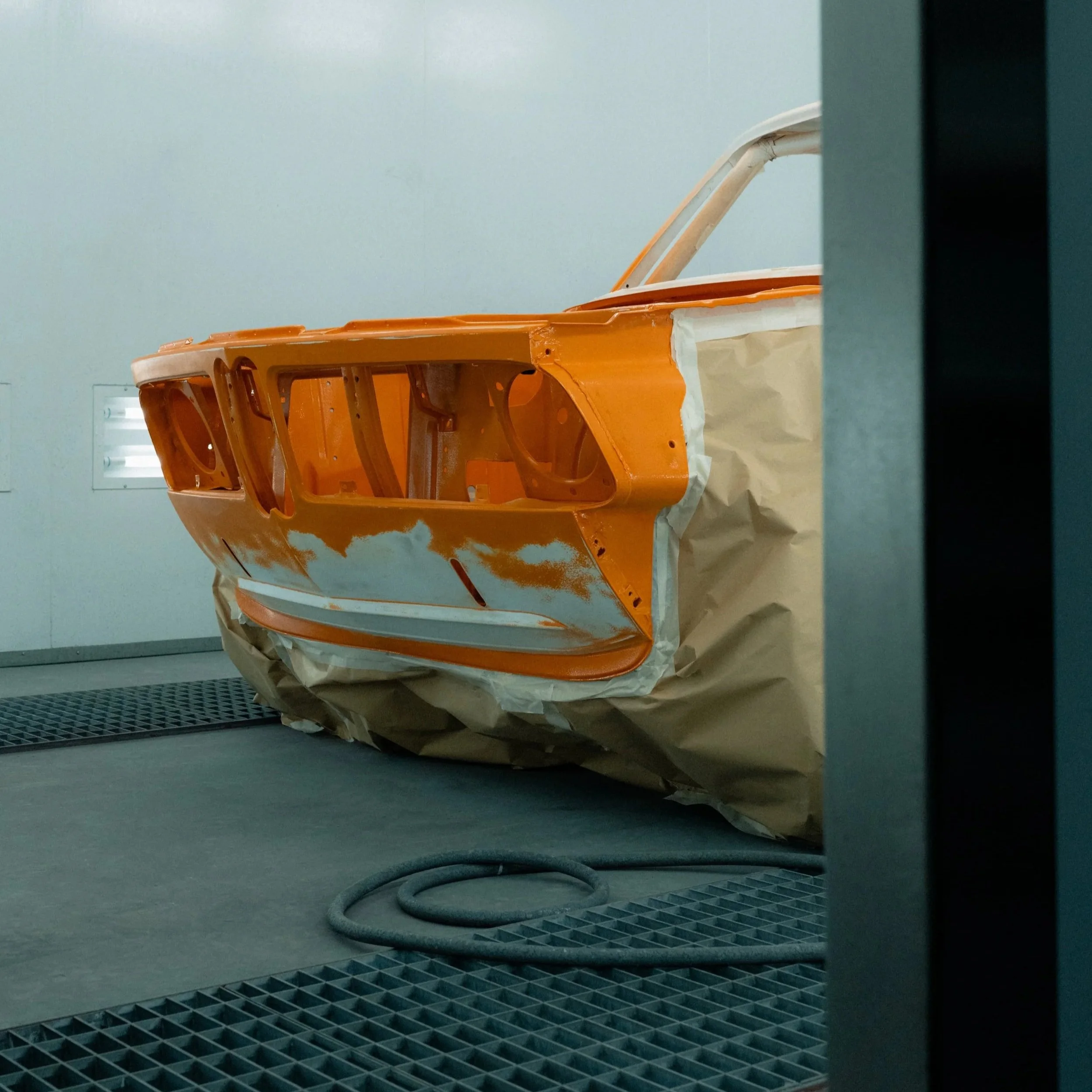 Auto spuiten voorbereiding, afplakken auto in spuitcabine Garage van Beek.