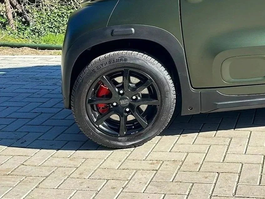 Detailfoto van Opel Rocks met gespoten rode remklauwen en mat groene lak bij Garage van Beek Soesterberg