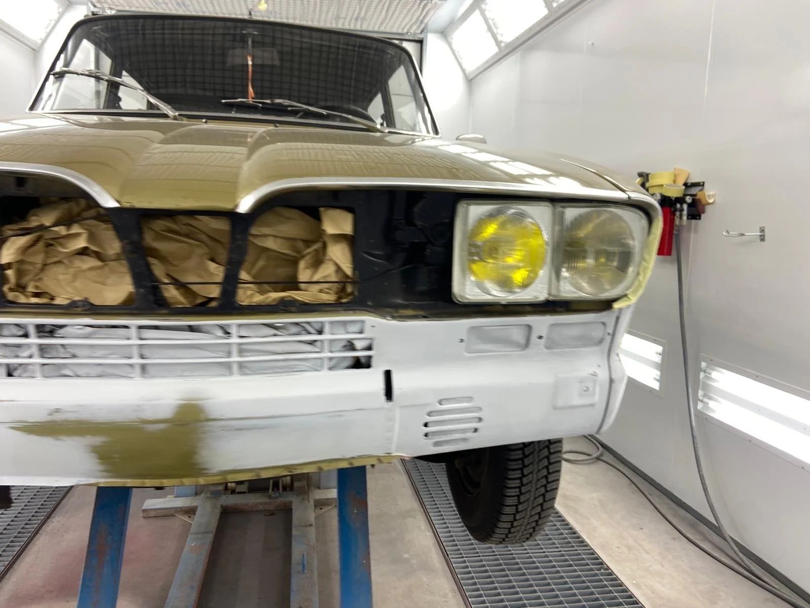 Voorkant Renault 16 TX met gele koplampen afgetaped voor spuitwerk bij Garage van Beek Soesterberg