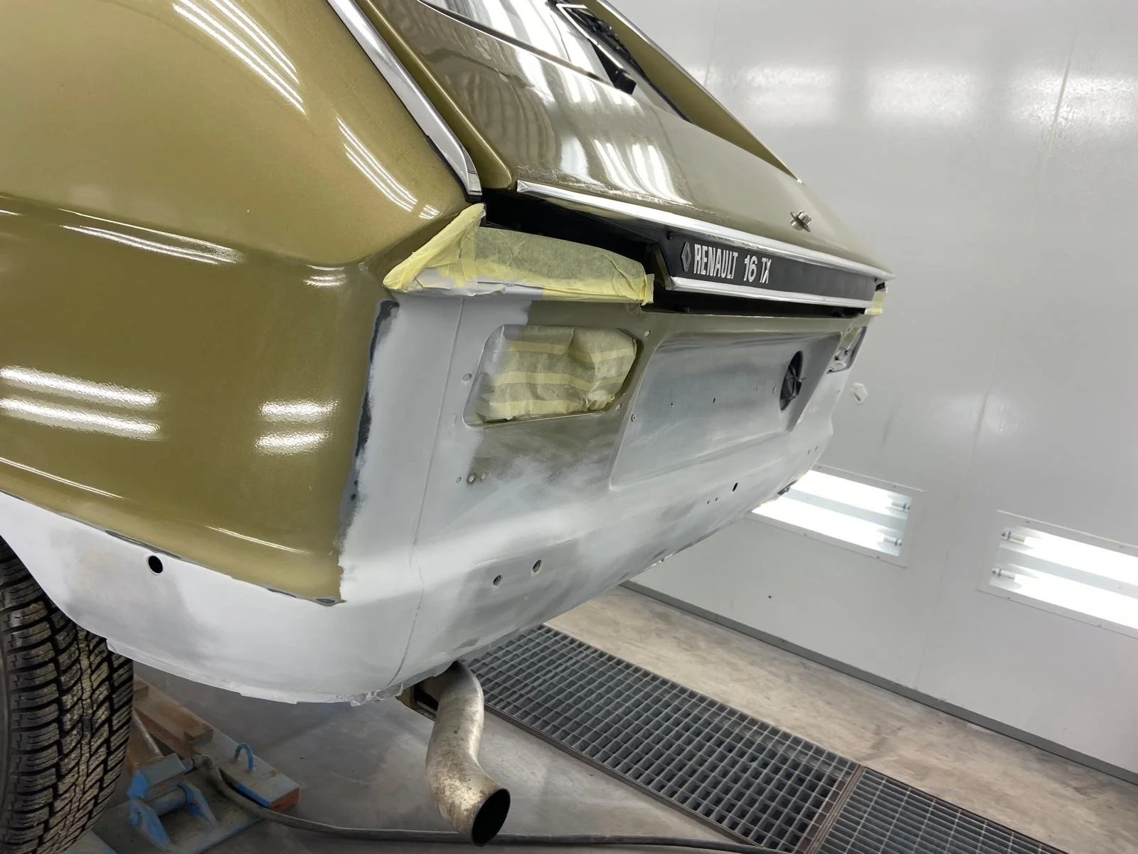 Renault 16 TX restauratie achterkant in Soesterberg