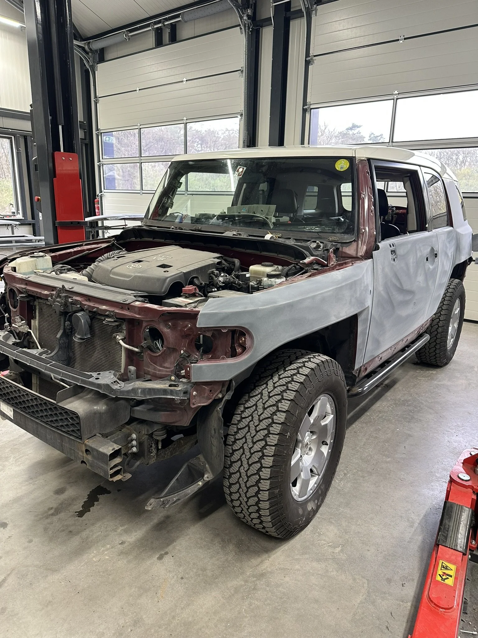 Toyota FJ Cruiser gedemonteerd in de werkplaats van Garage Van Beek Soesterberg