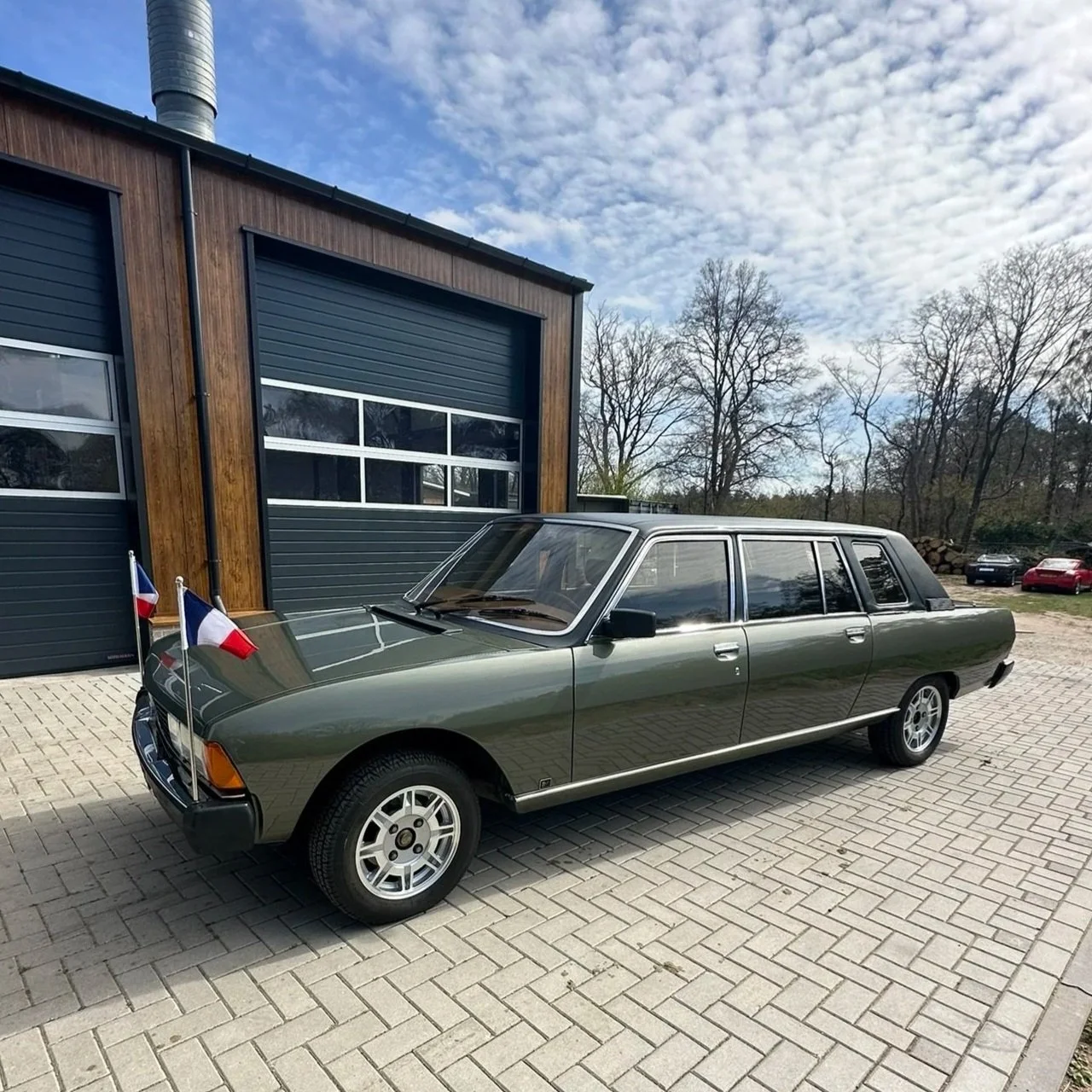 Peugeot 604 limosine klassieker gespoten bij Garage Van Beek Soesterberg