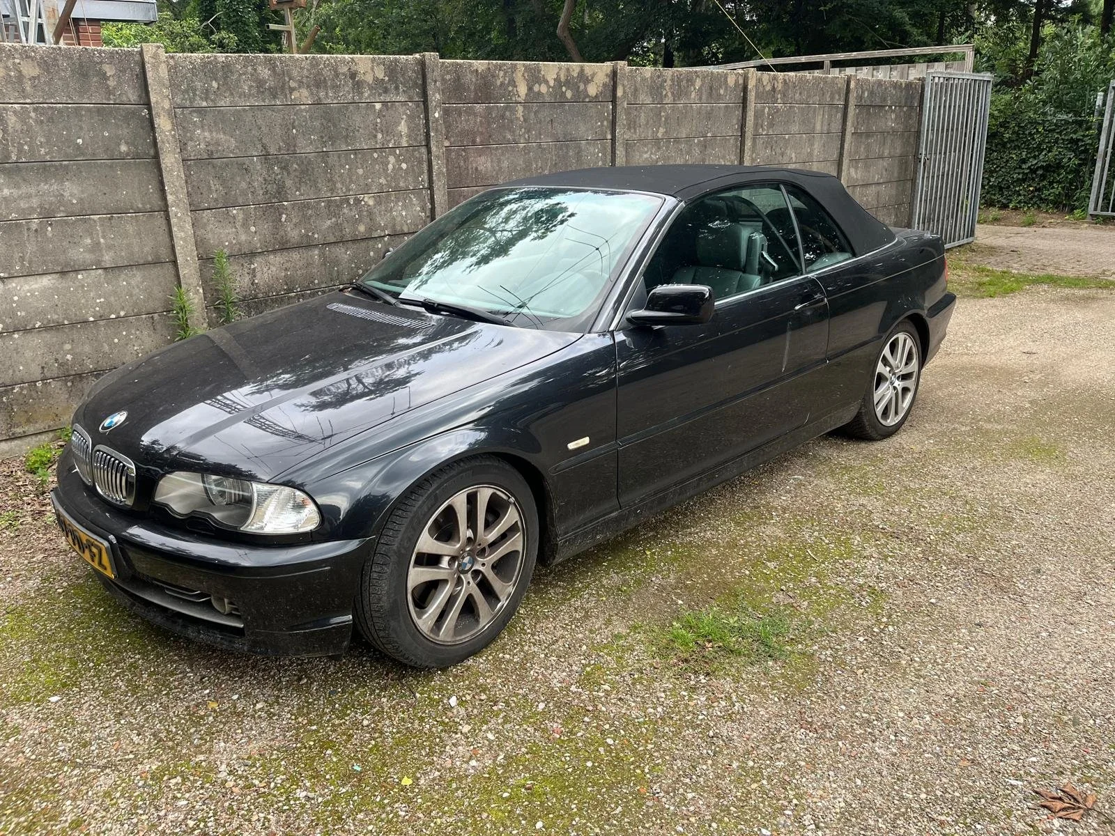 BMW cabrio zijkant vooraf, verouderde lak voor spuitbeurt bij Garage van Beek Soesterberg