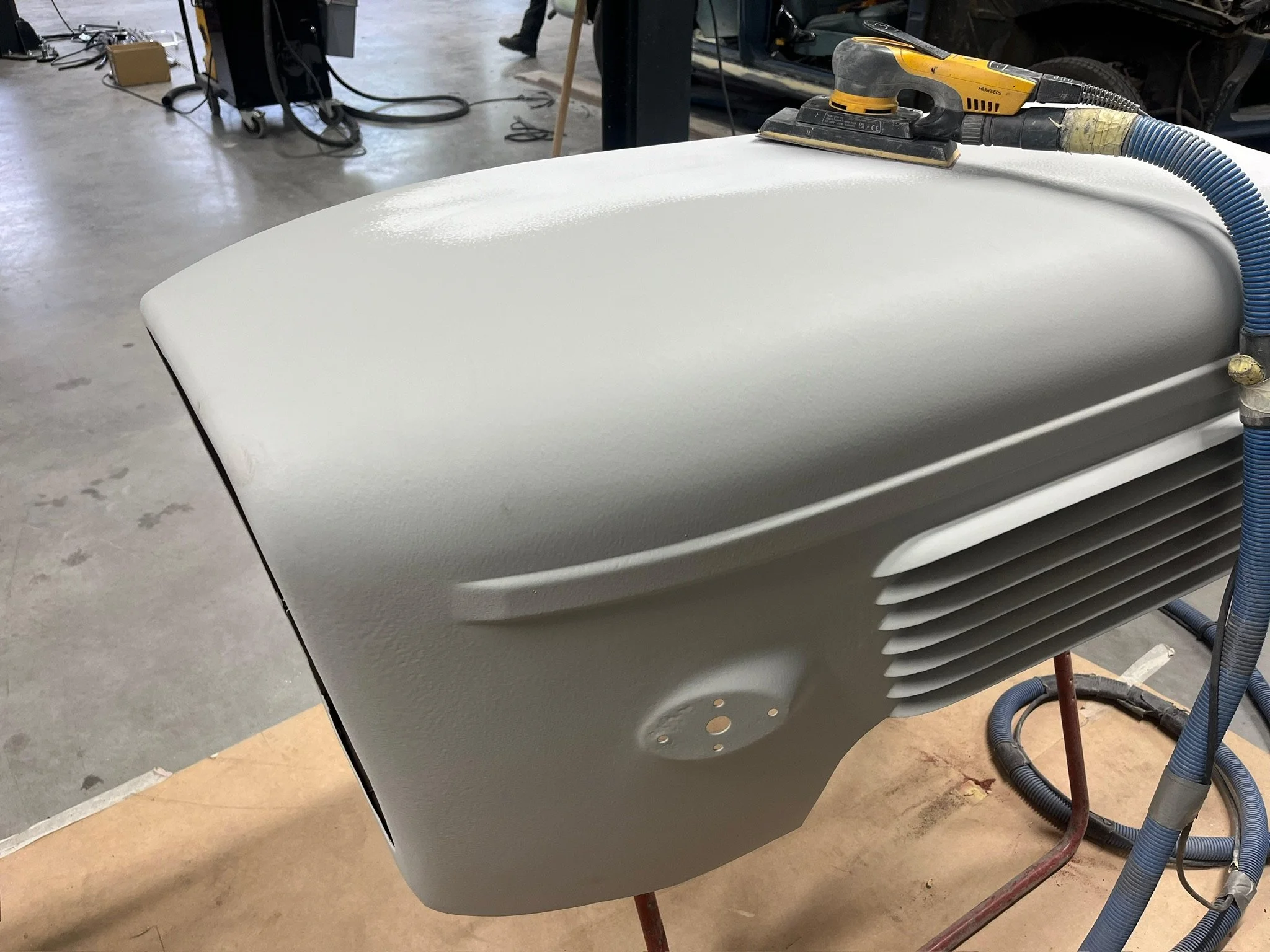 Motorkap van Güldner G30S tractor wordt geschuurd en voorbereid voor spuitwerk bij Garage van Beek Soesterberg