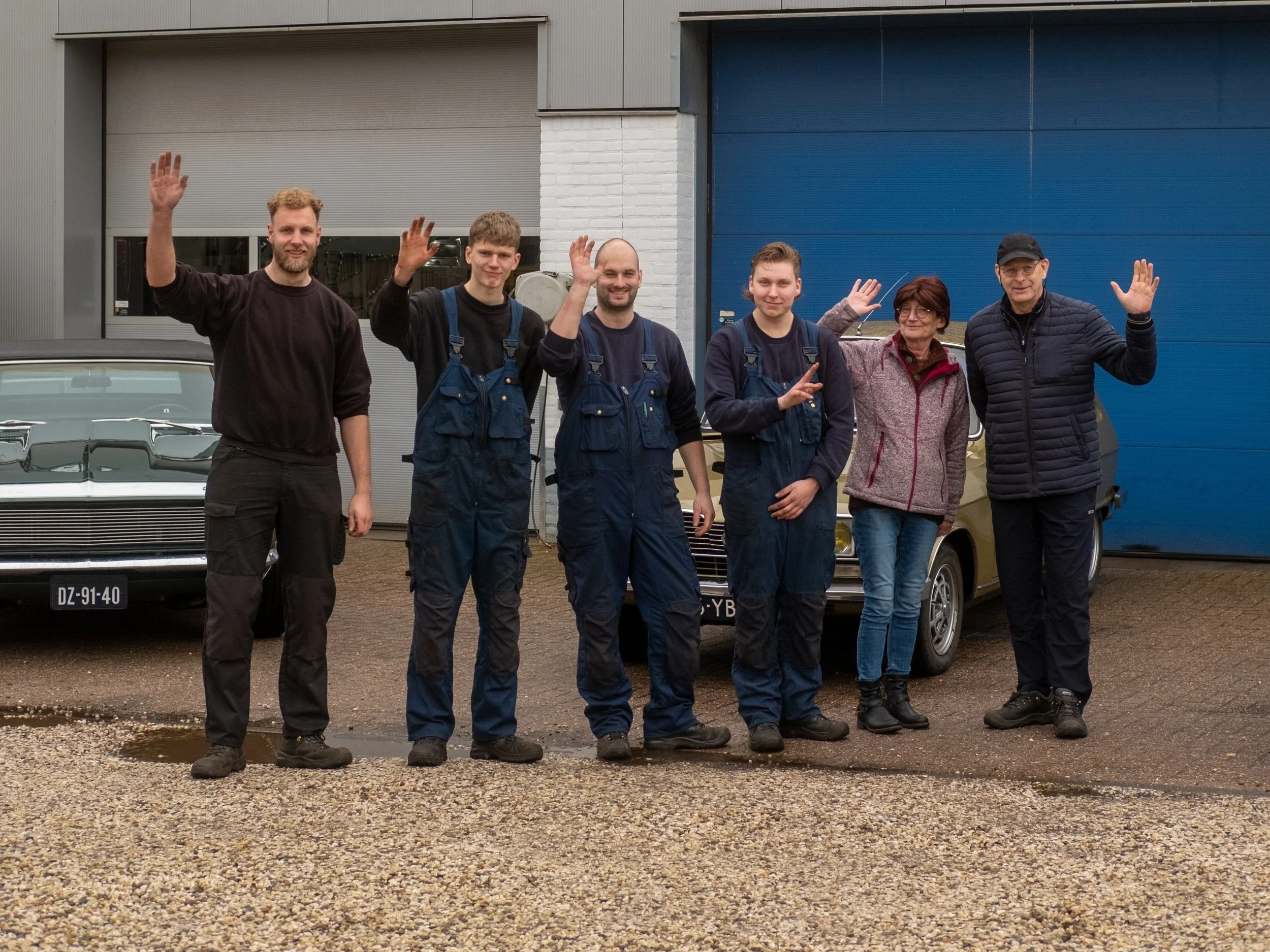 Het team van Garage van Beek tijdens de verbouwing van het nieuwe pand in Soesterberg