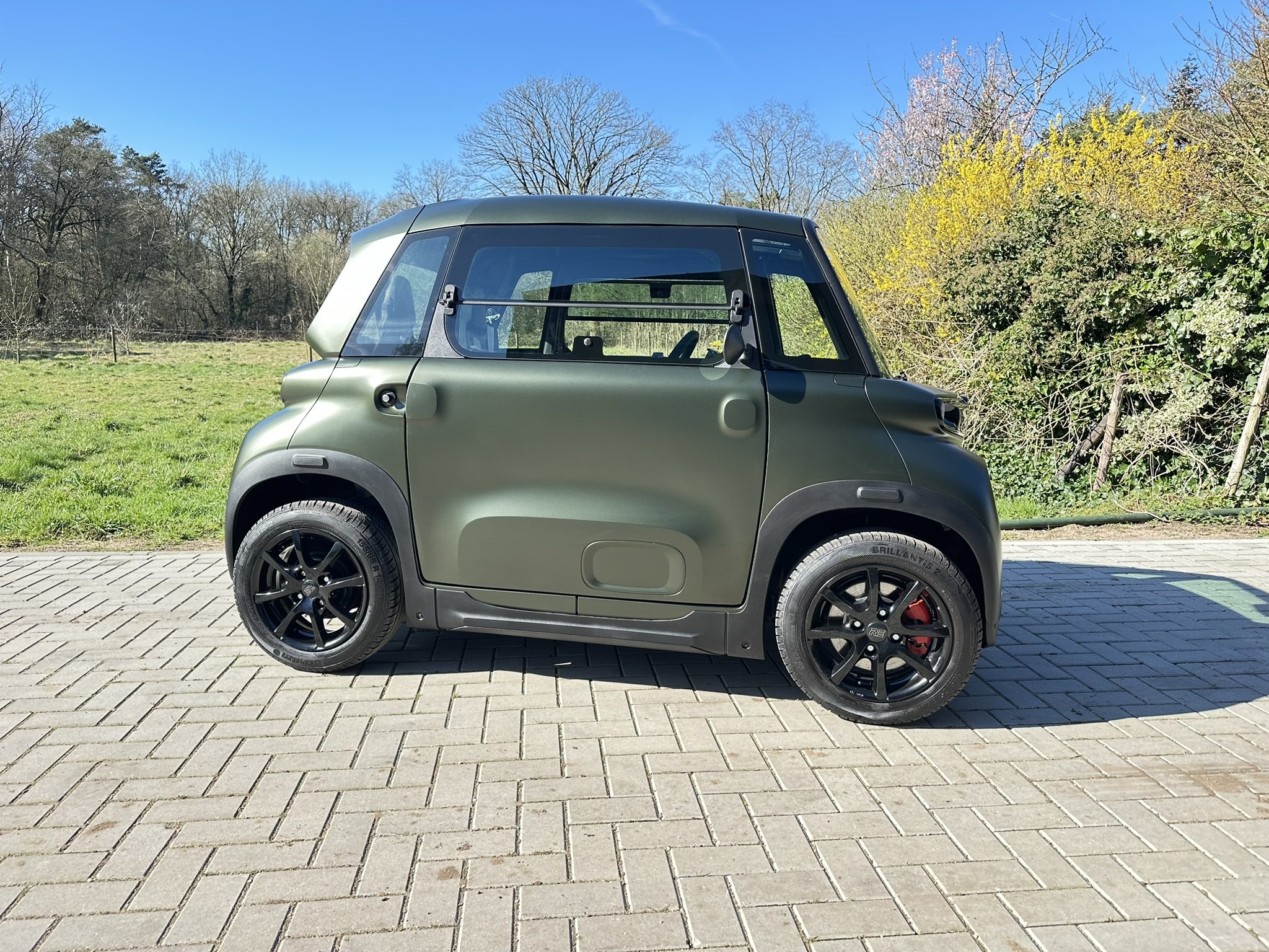 Citroën Ami gespoten in legergroen bij Garage Van Beek Soesterberg