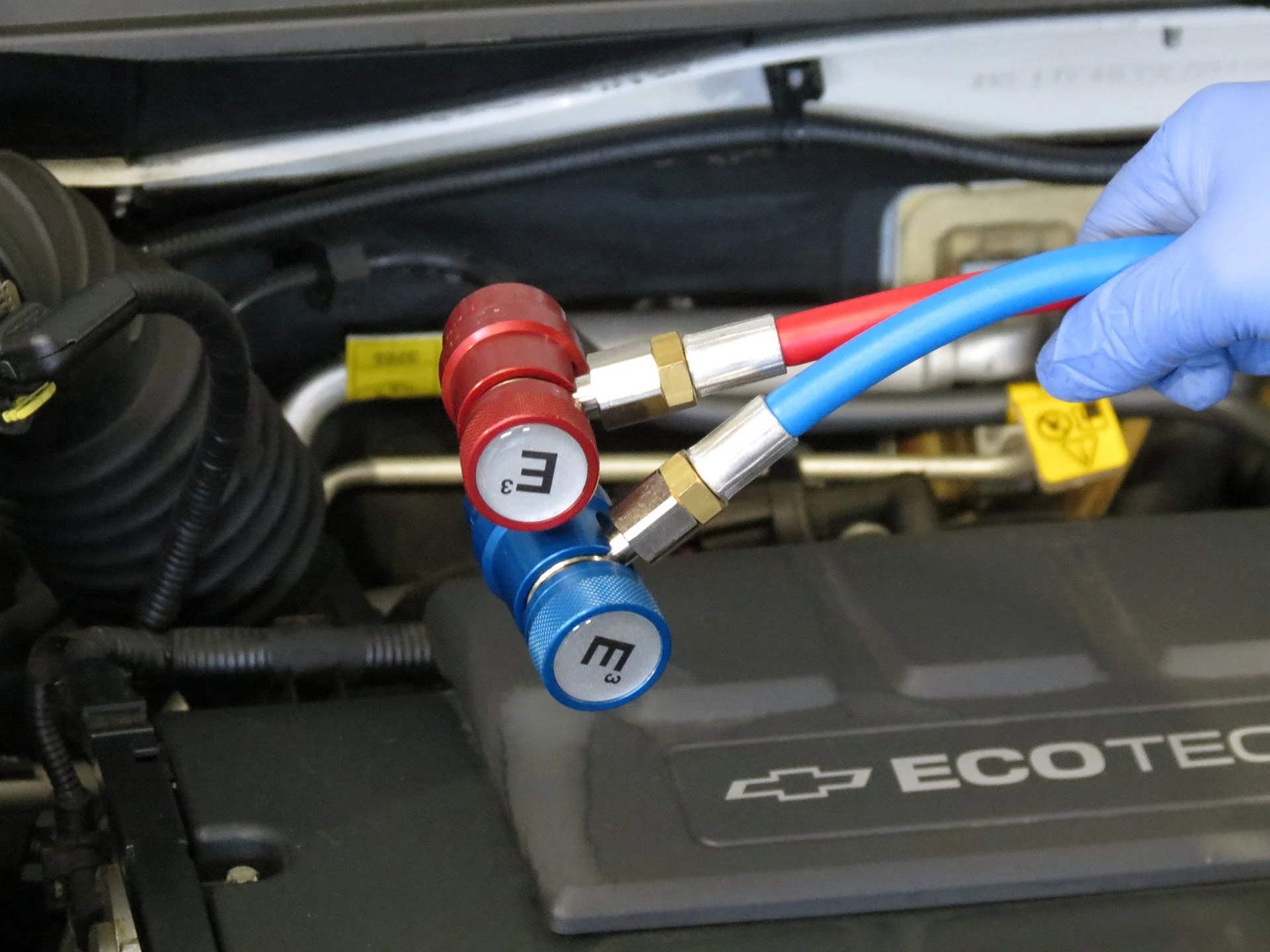 Airco bijvullen voor de vakantie: wanneer moet het, wat kost het en hoe werkt het?