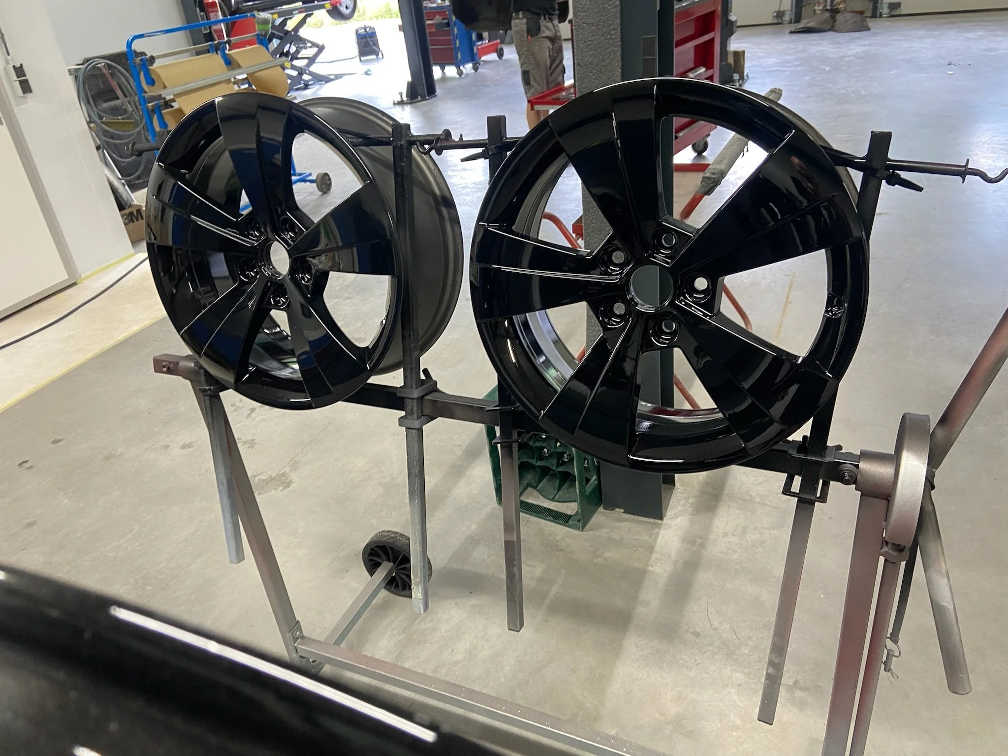 Opel Rocks velgen gespoten in hoogglans zwart bij Garage van Beek Soesterberg