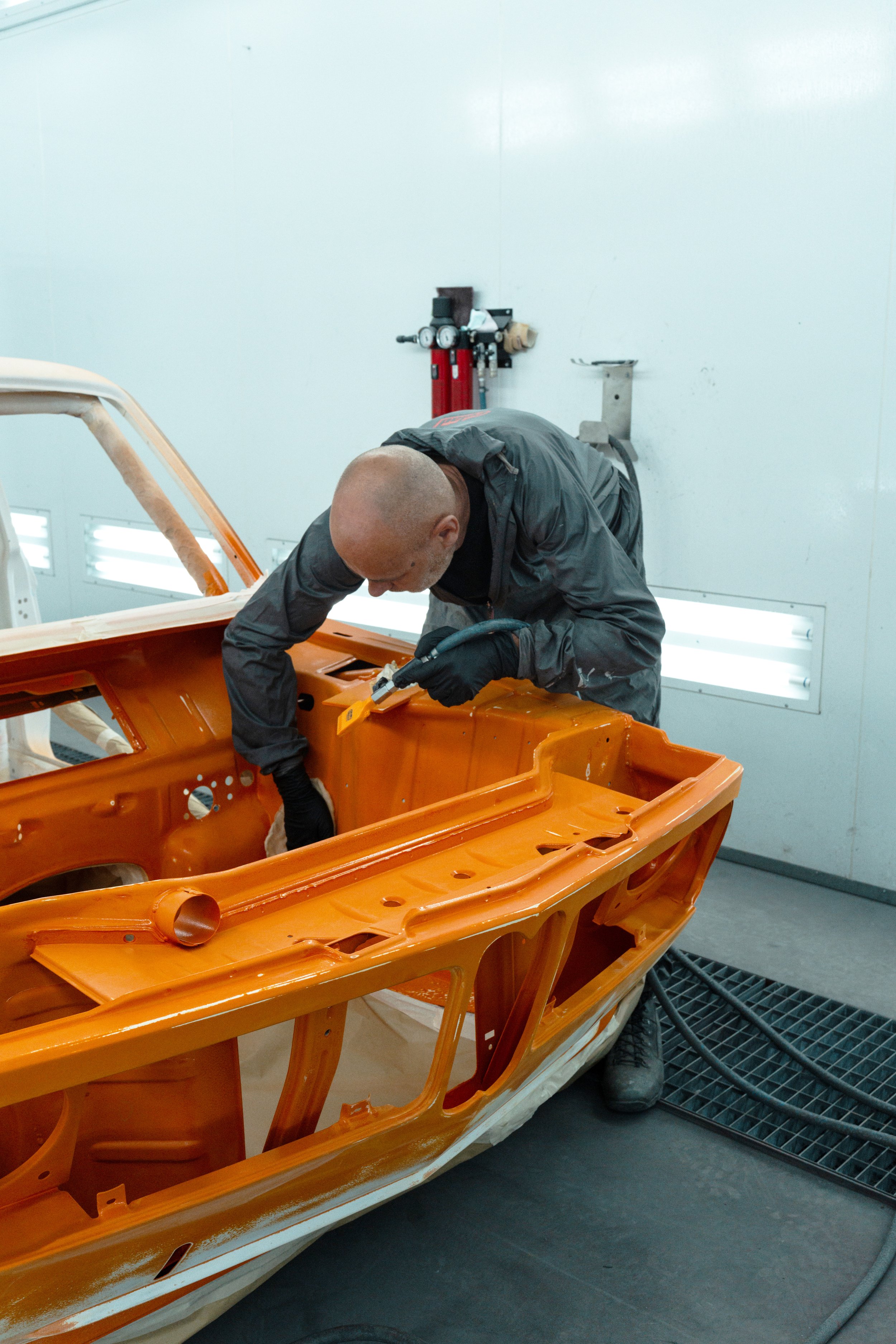 Onderkant van het BMW oldtimer frame oranje gespoten bij Garage van Beek Soesterberg