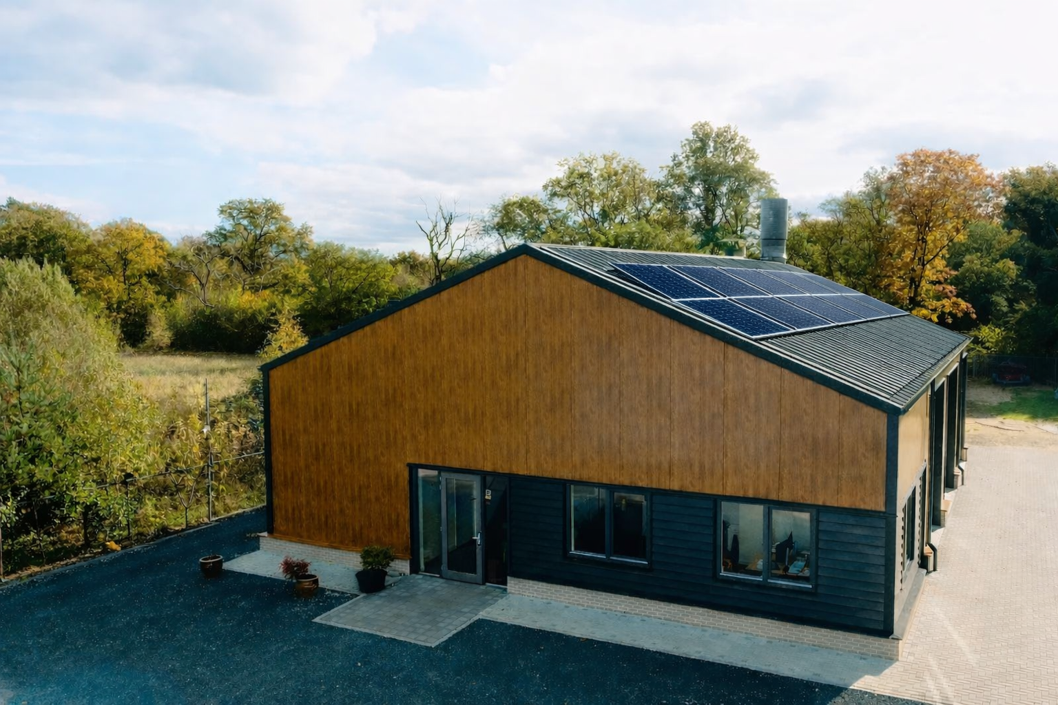 Nieuw pand van Garage van Beek in Soesterberg met zonnepanelen op het dak, duurzaam autobedrijf
