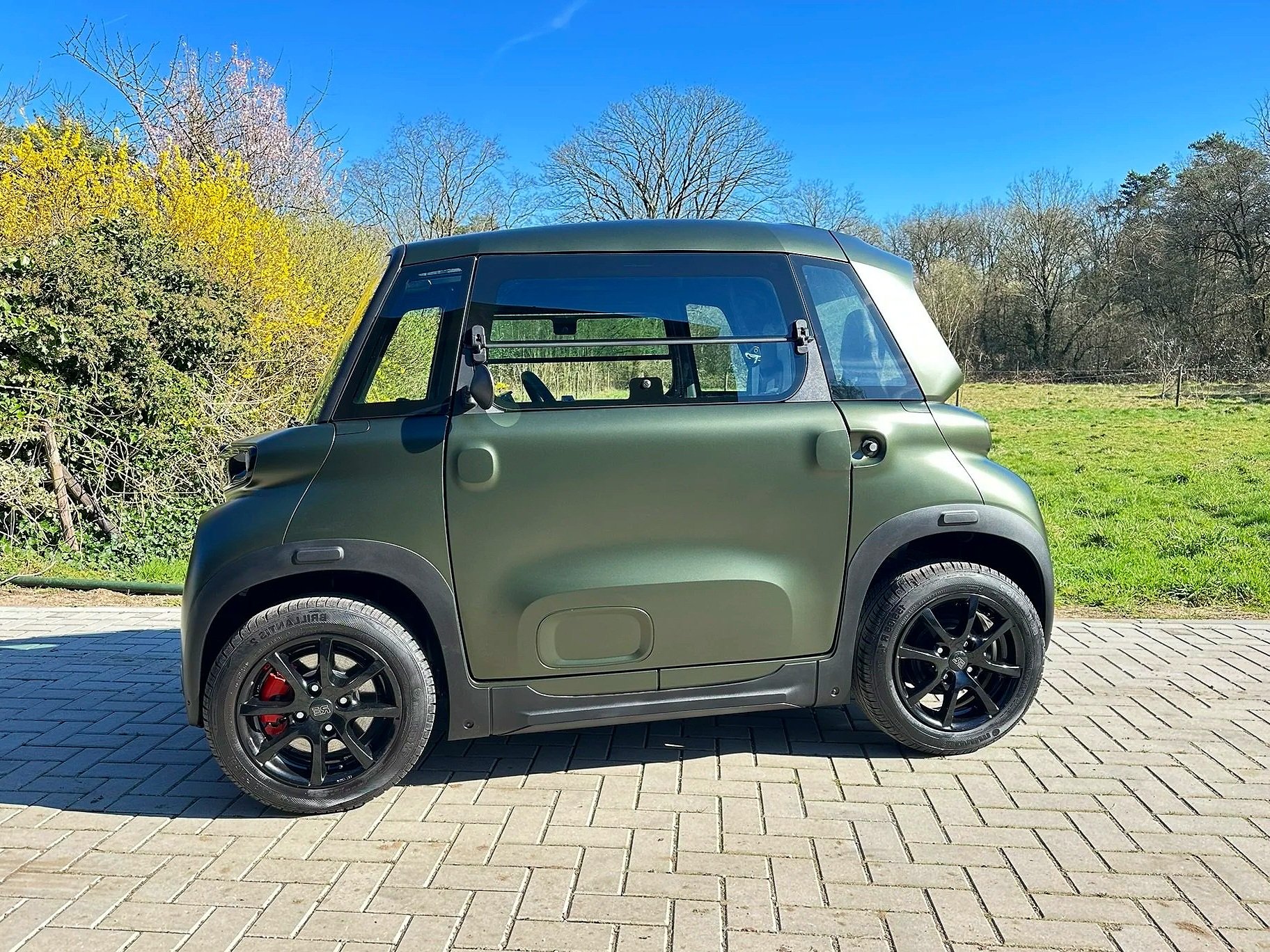 Opel Rocks gespoten in mat groen bij Garage van Beek Soesterberg, micro auto in eigen kleur