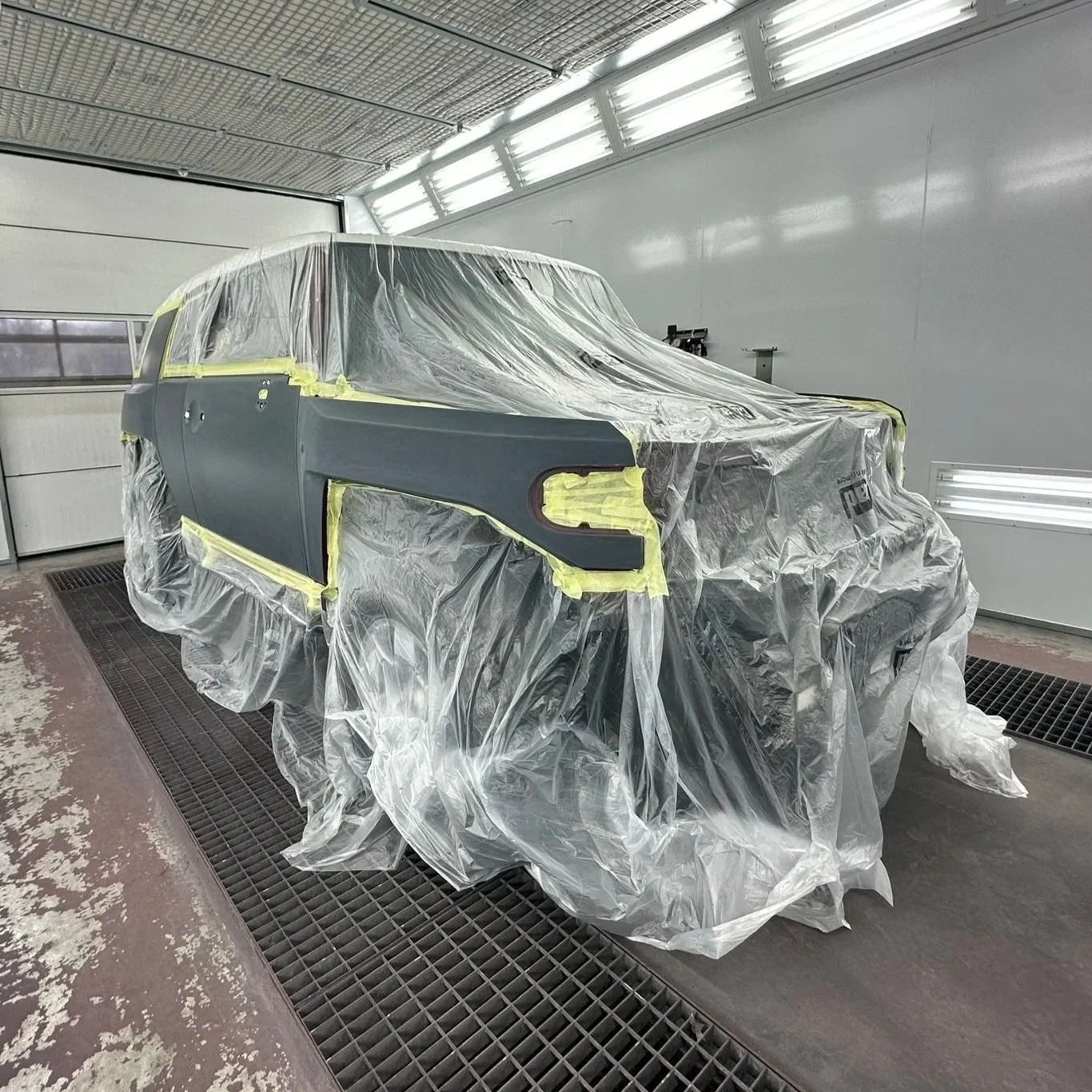 Toyota FJ Cruiser afgetaped in de spuitcabine klaar voor overspuiten Garage Van Beek