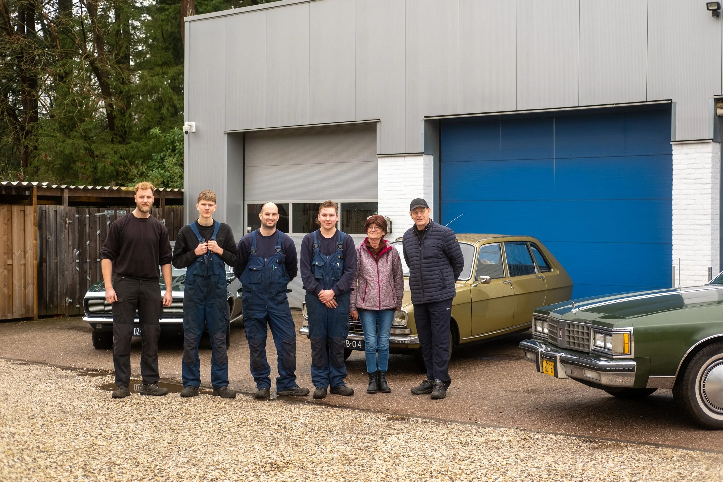 Het team van Garage van Beek voor het pand in Soesterberg, klaar om u te helpen met uw auto