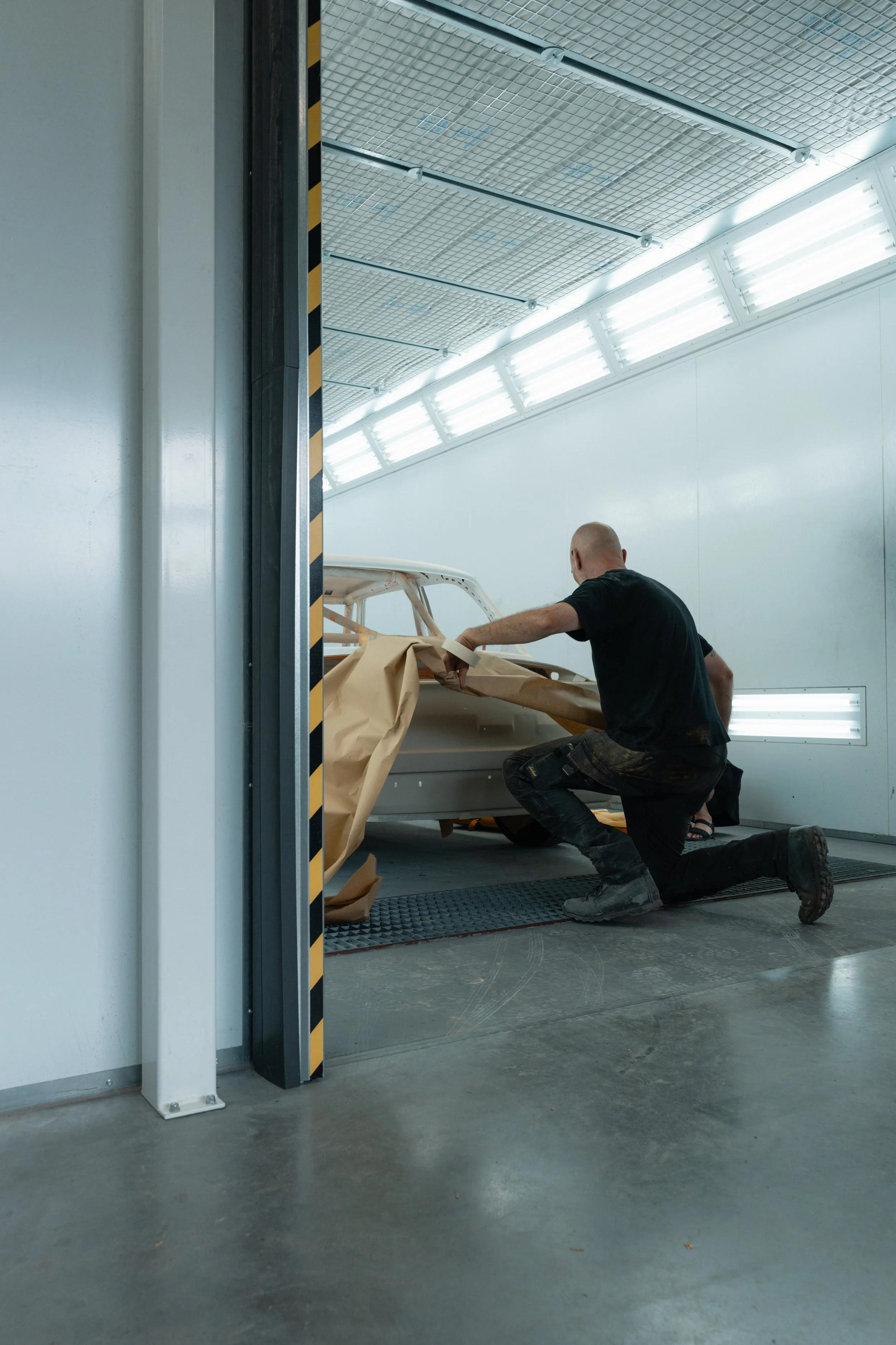 Monteur van Garage van Beek bereidt een oldtimer voor in de spuitcabine in Soesterberg