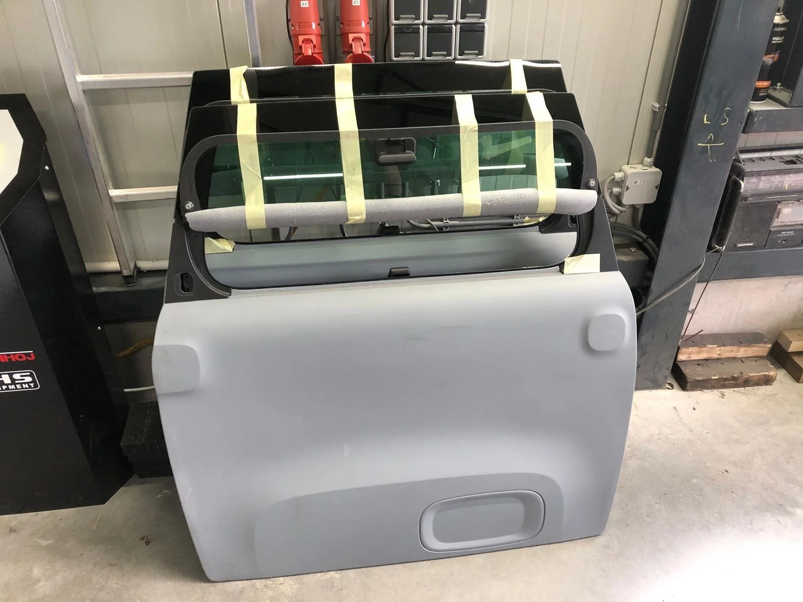 Los Opel Rocks deelpaneel in grijs voorbereid voor spuitwerk bij Garage van Beek Soesterberg