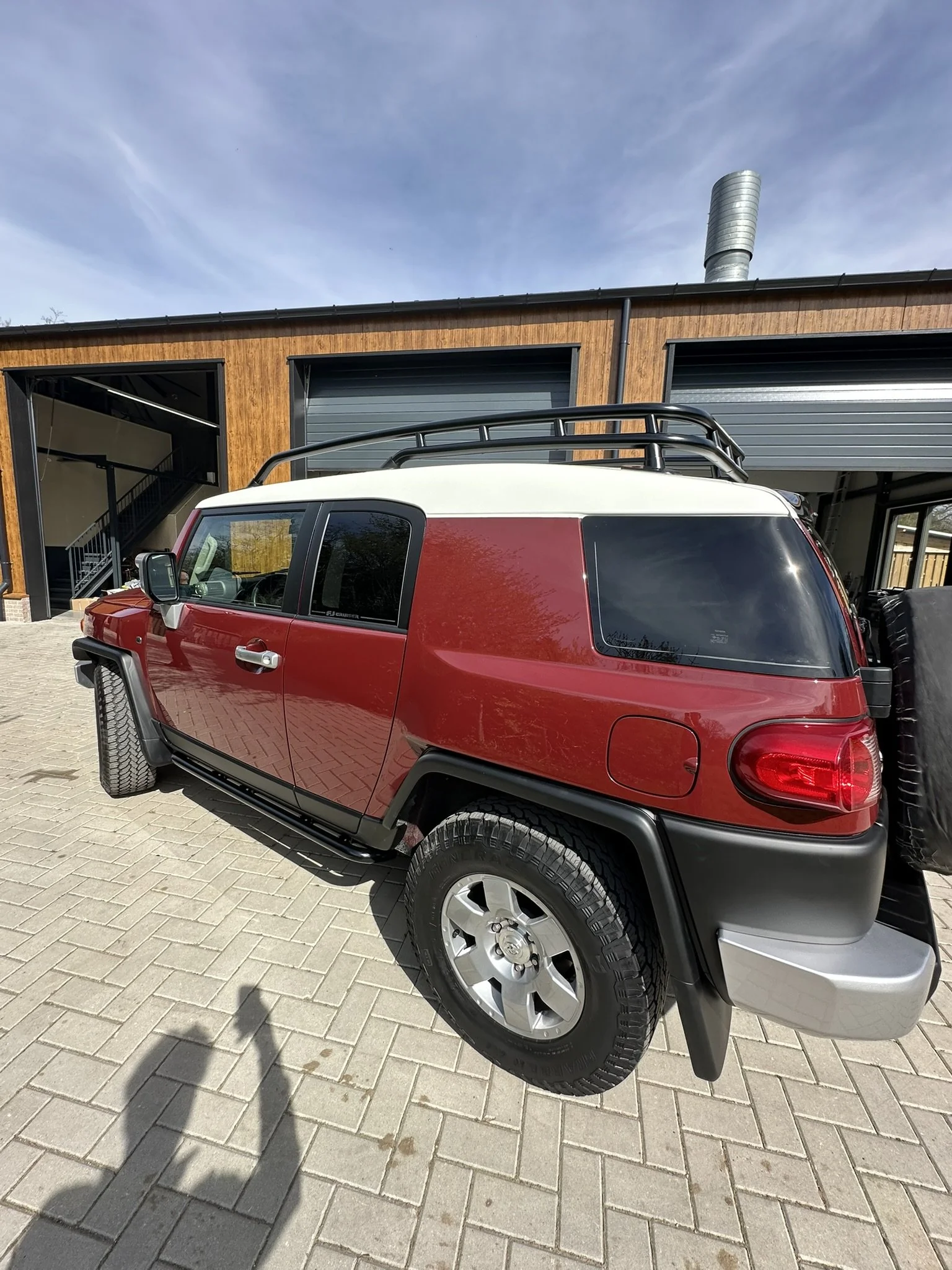 Toyota FJ Cruiser achterkant in donderrood na overspuiten Garage Van Beek Soesterberg