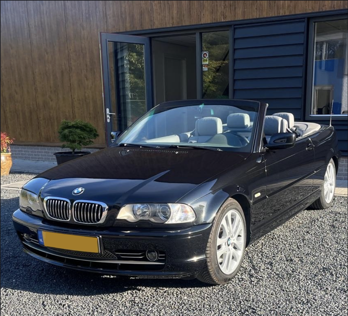 BMW E46 cabrio volledig overgespoten in diepzwart met roestherstel en gespoten velgen bij Garage van Beek Soesterberg
