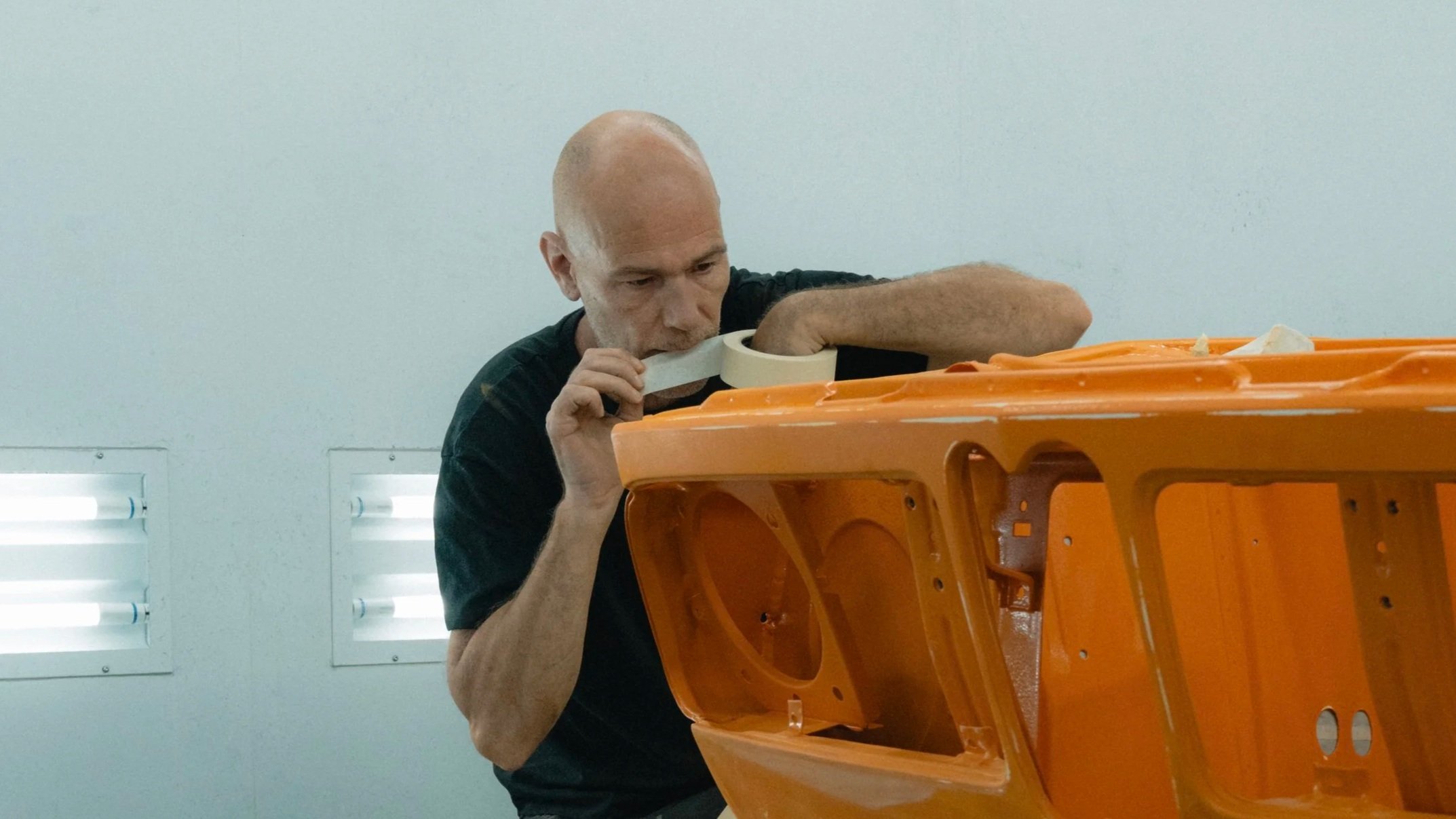 Spuiter van Garage van Beek plakt auto af voor spuitwerk in de spuiterij in Soesterberg