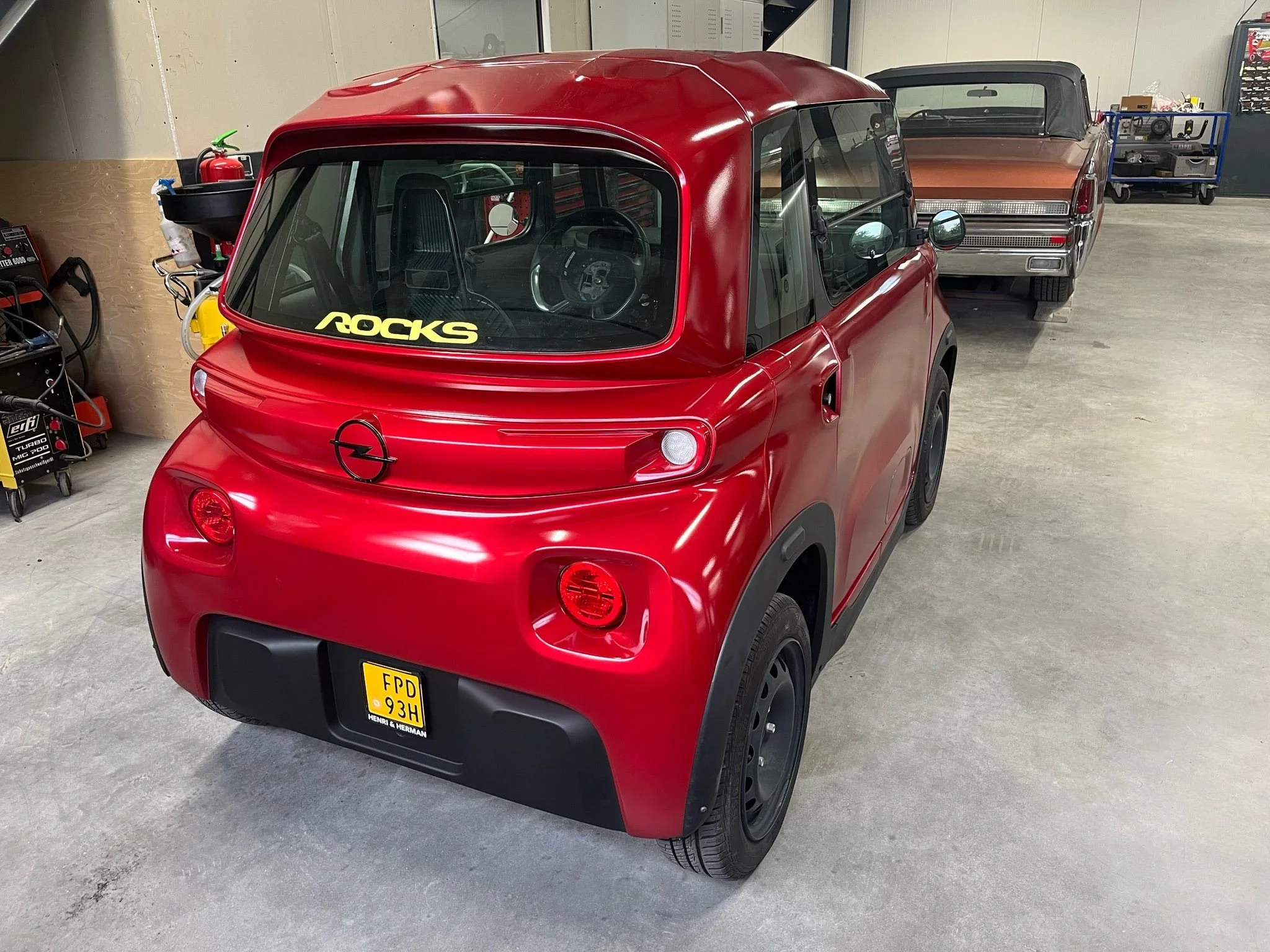 Achterkant van Opel Rocks gespoten in rood parelmoer in de spuiterij van Garage van Beek Soesterberg