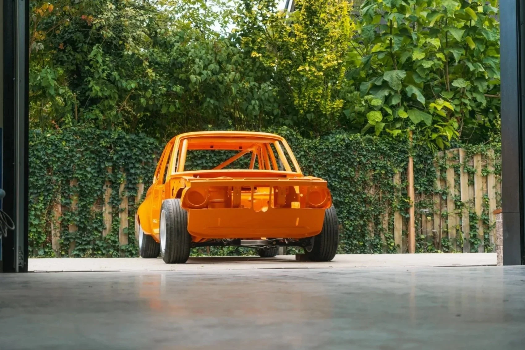 Volledig gespoten oranje BMW carrosserie frame bij restauratie door Garage van Beek Soesterberg