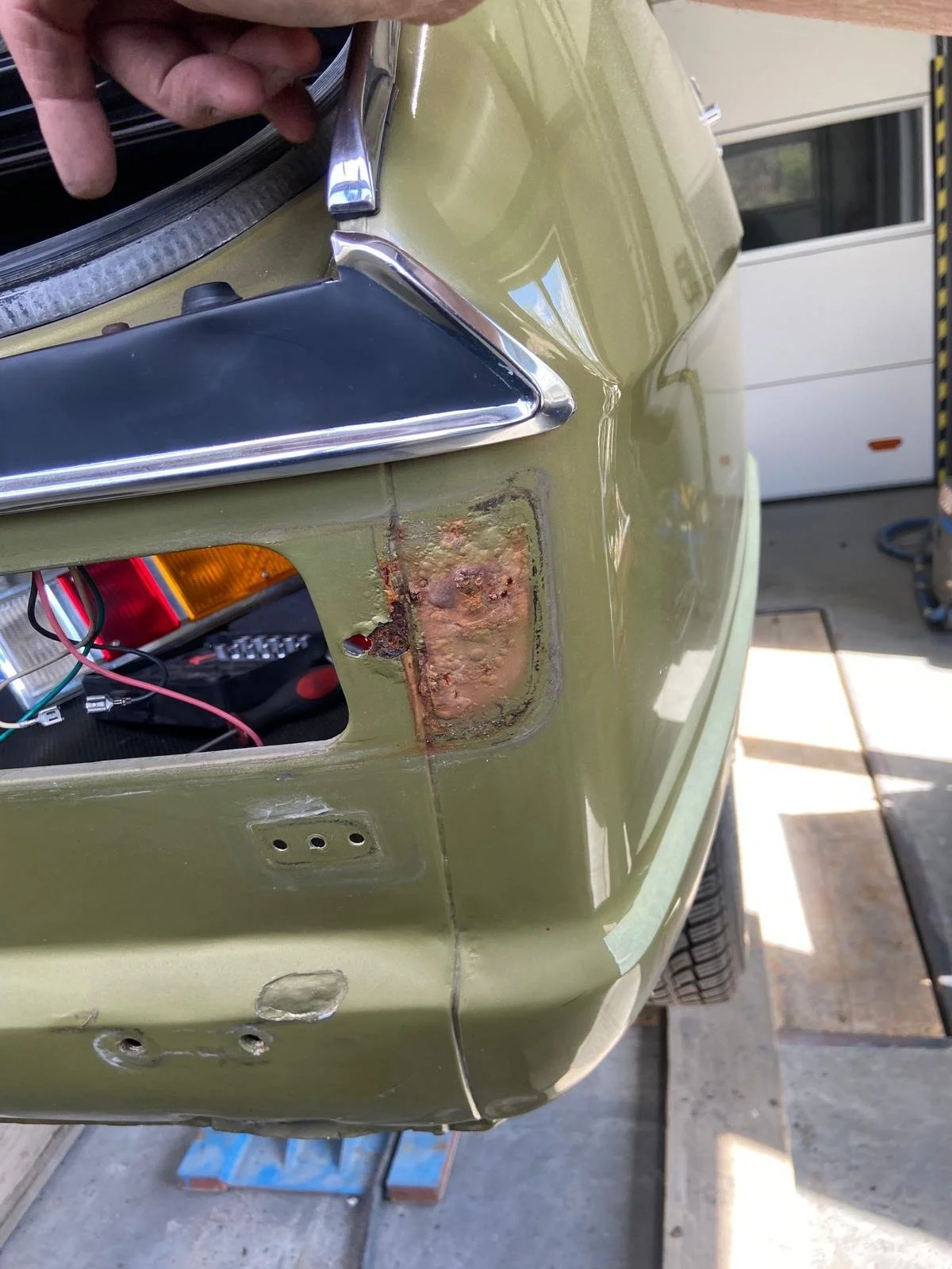 Roestschade bij het achterlicht van de Renault 16 TX voor herstel bij Garage van Beek Soesterberg