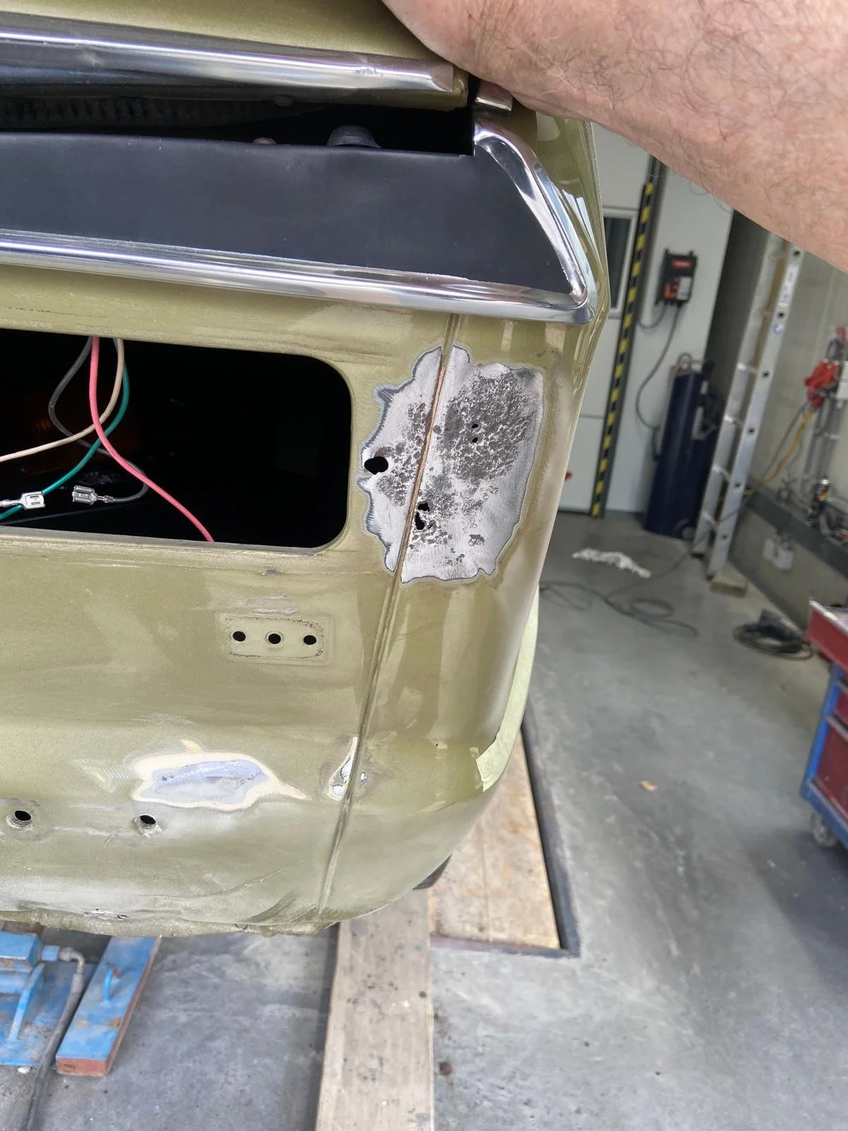 Uitgefreesd roestgat in de achterkant van de Renault 16 TX tijdens restauratie bij Garage van Beek Soesterberg