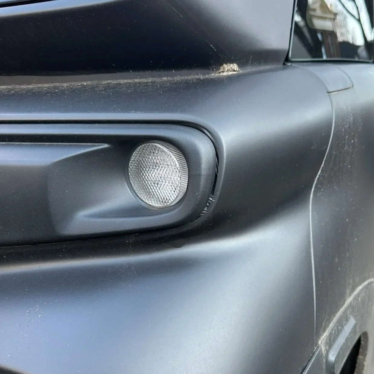 Gewrapte Opel Rocks waarbij het folie zichtbaar krult bij de rand, illustratie van het nadeel van wrappen tegenover spuiten bij Garage van Beek Soesterberg