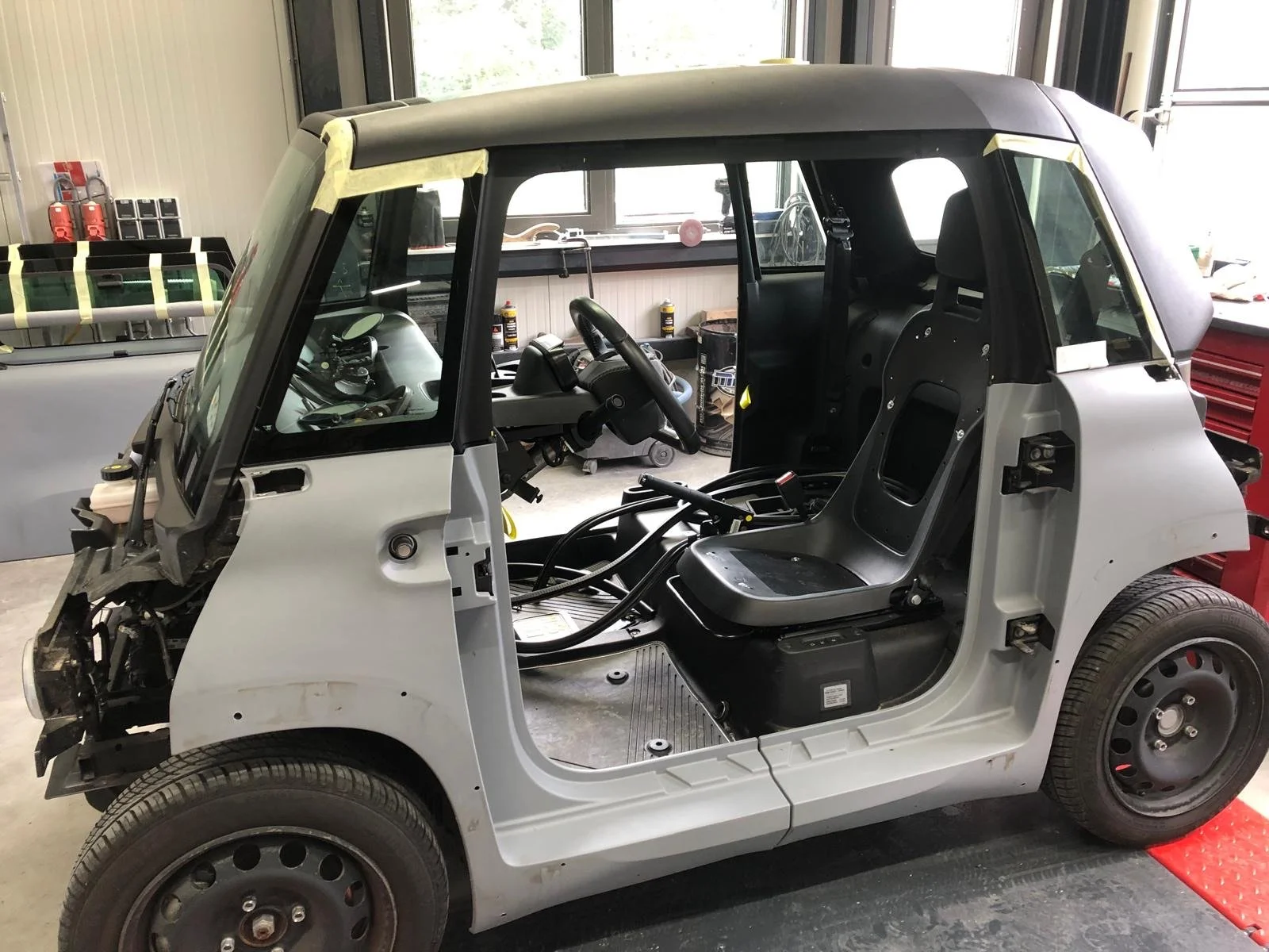 Volledig gestripte Opel Rocks micro auto klaar voor spuitwerk bij Garage van Beek Soesterberg