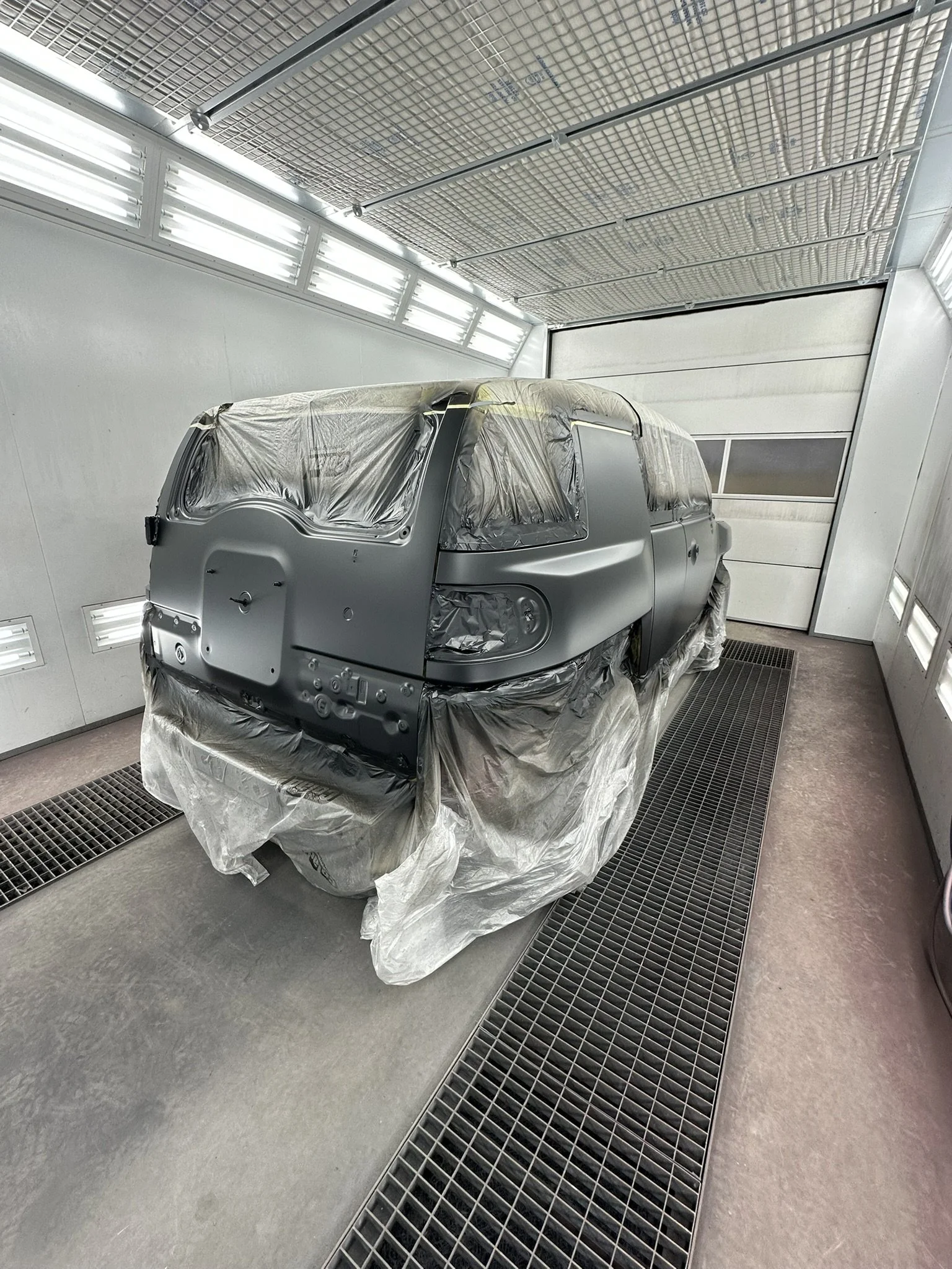 Toyota FJ Cruiser afgetaped en voorbereid voor het spuiten in de spuitcabine van Garage Van Beek in Soesterberg