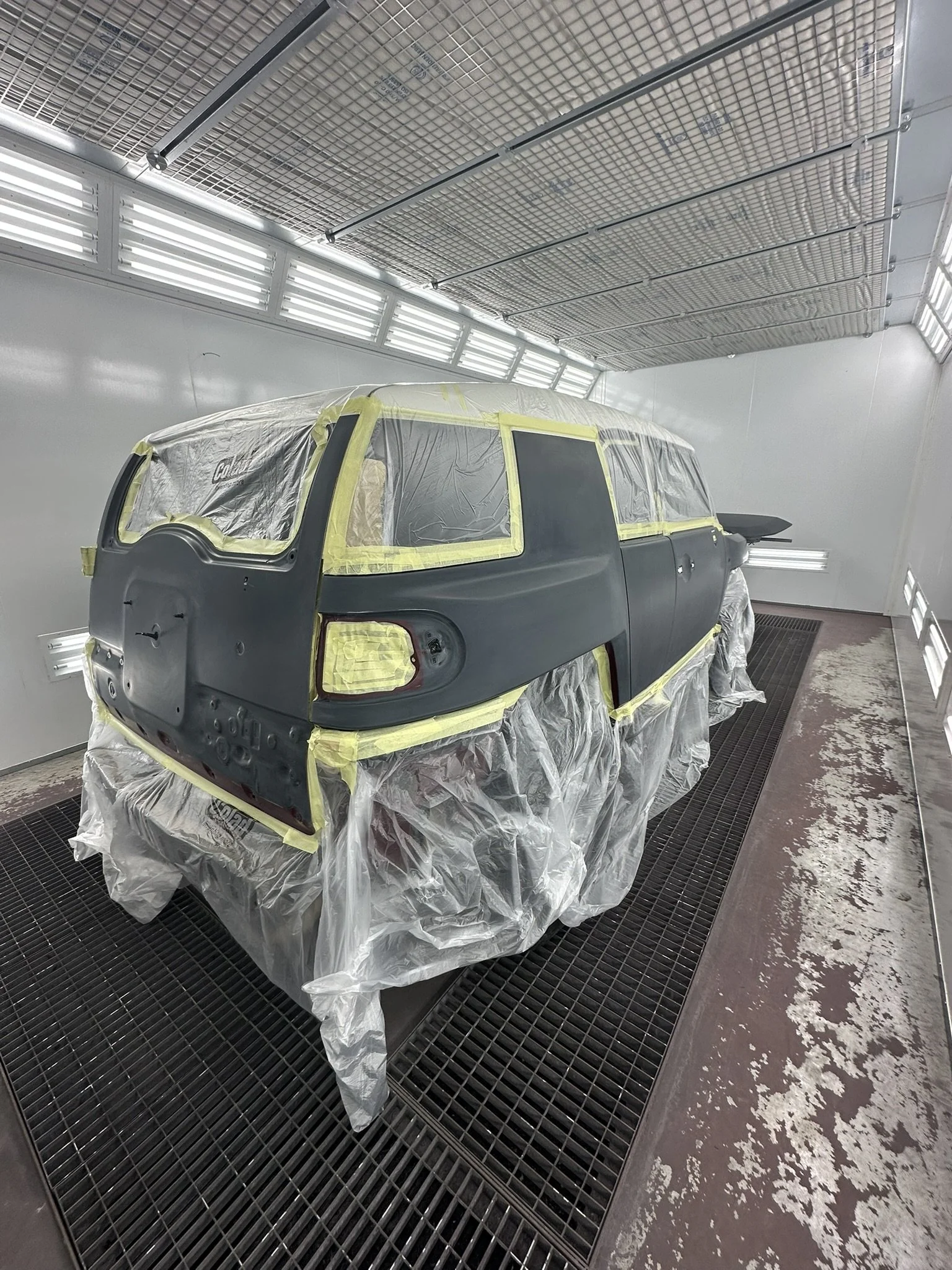 Toyota FJ Cruiser afgetaped en klaar voor spuitwerk in spuitcabine Garage Van Beek