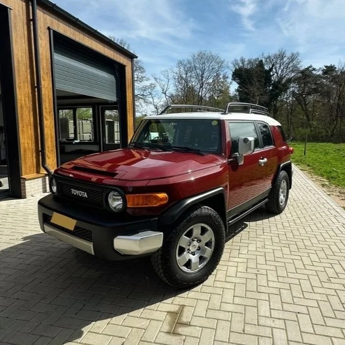 Toyota FJ Cruiser achterkant in donderrood na overspuiten Garage Van Beek Soesterberg