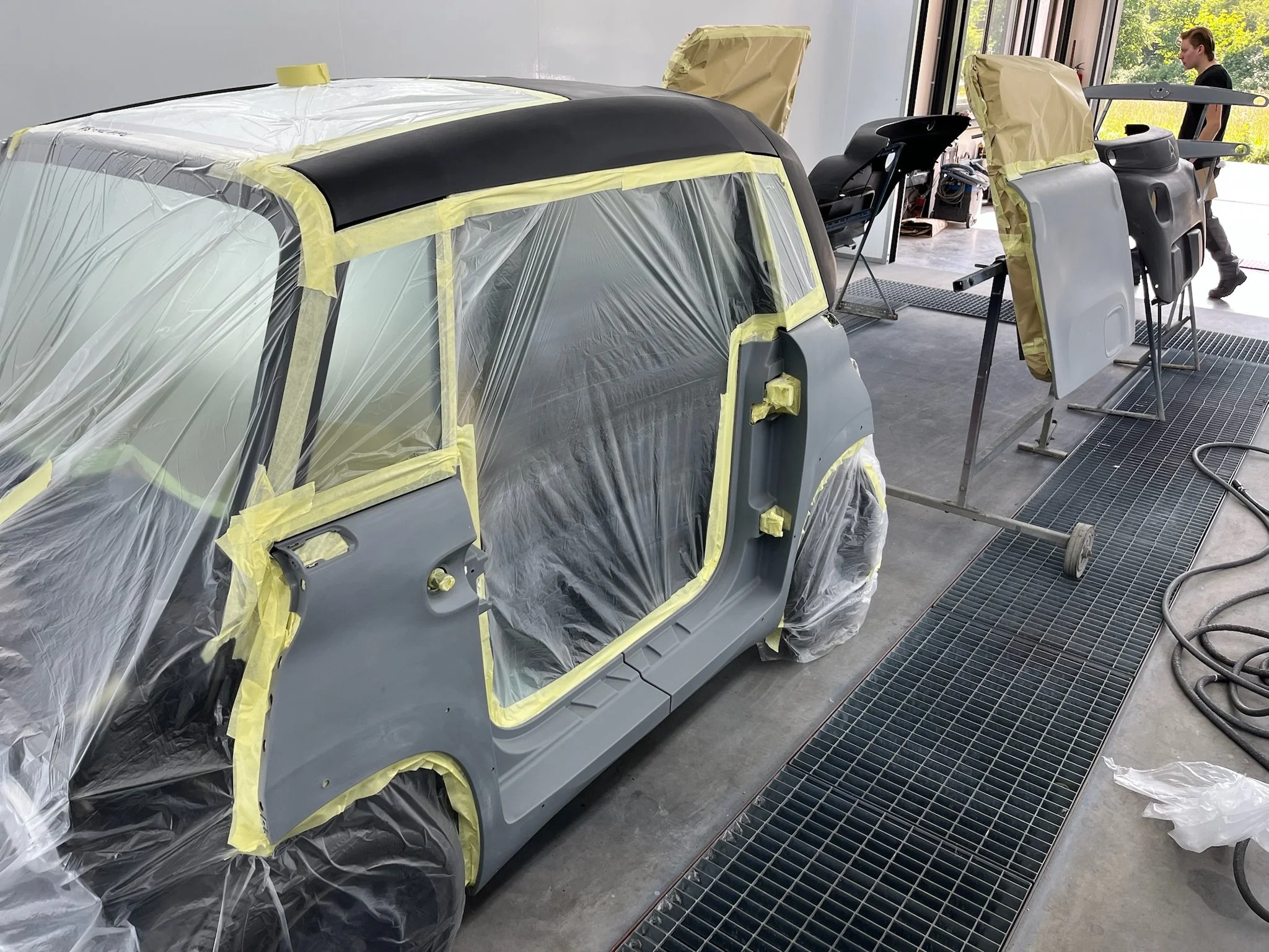 Opel Rocks afgetaped in de spuitcabine van Garage van Beek Soesterberg, dak wordt zwart gespoten