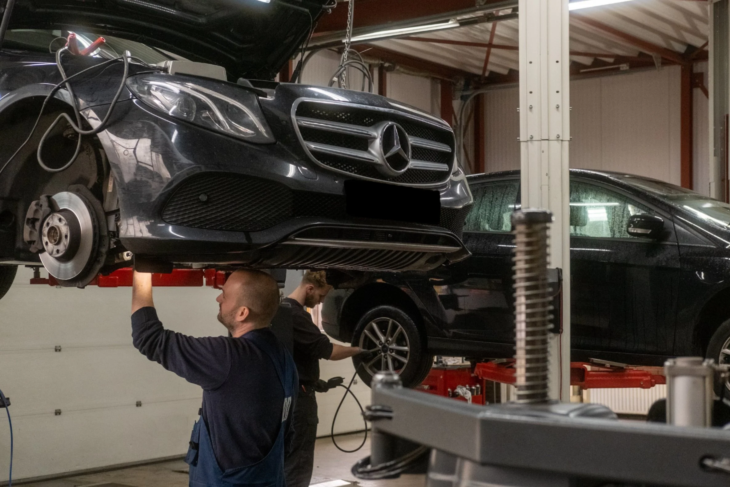 Monteur voert APK keuring uit aan een Mercedes in de werkplaats van Garage van Beek Soesterberg