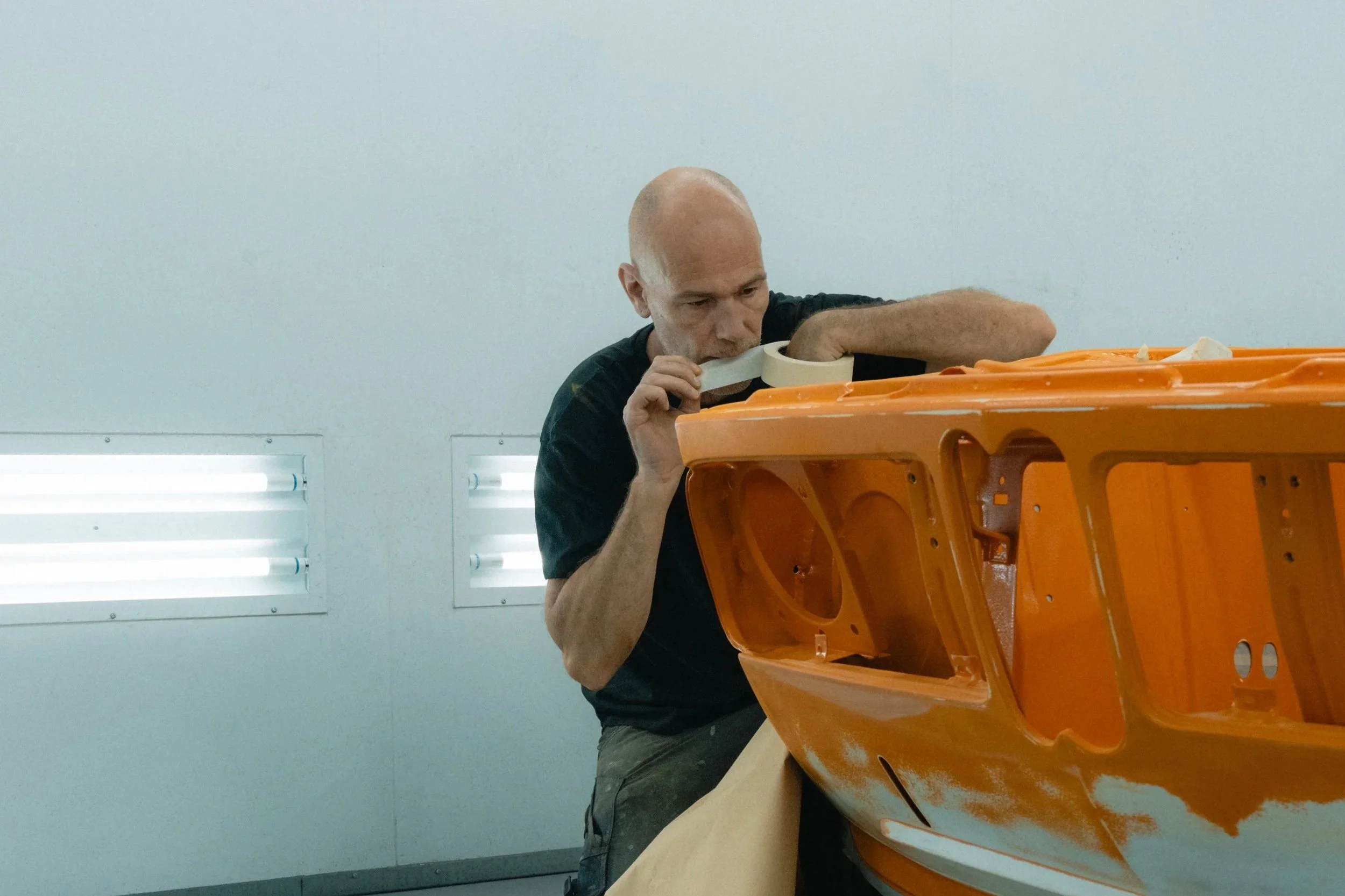 Afplakken auto om te gespoten te worden in spuitcabine Garage van Beek.