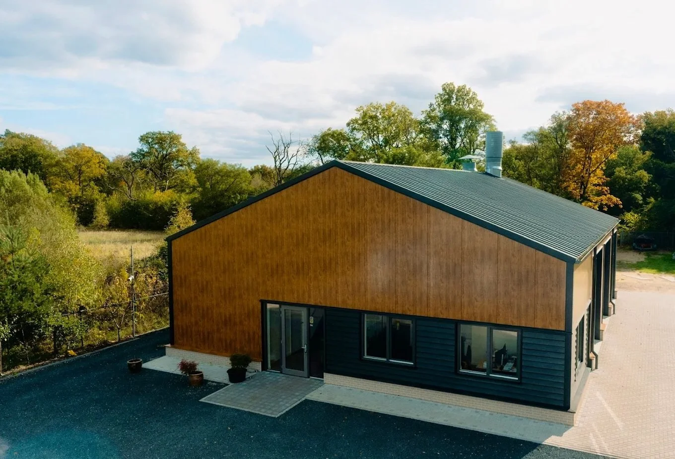 Nieuw pand van Garage van Beek in Soesterberg, moderne nieuwbouw garage gelegen in de natuur