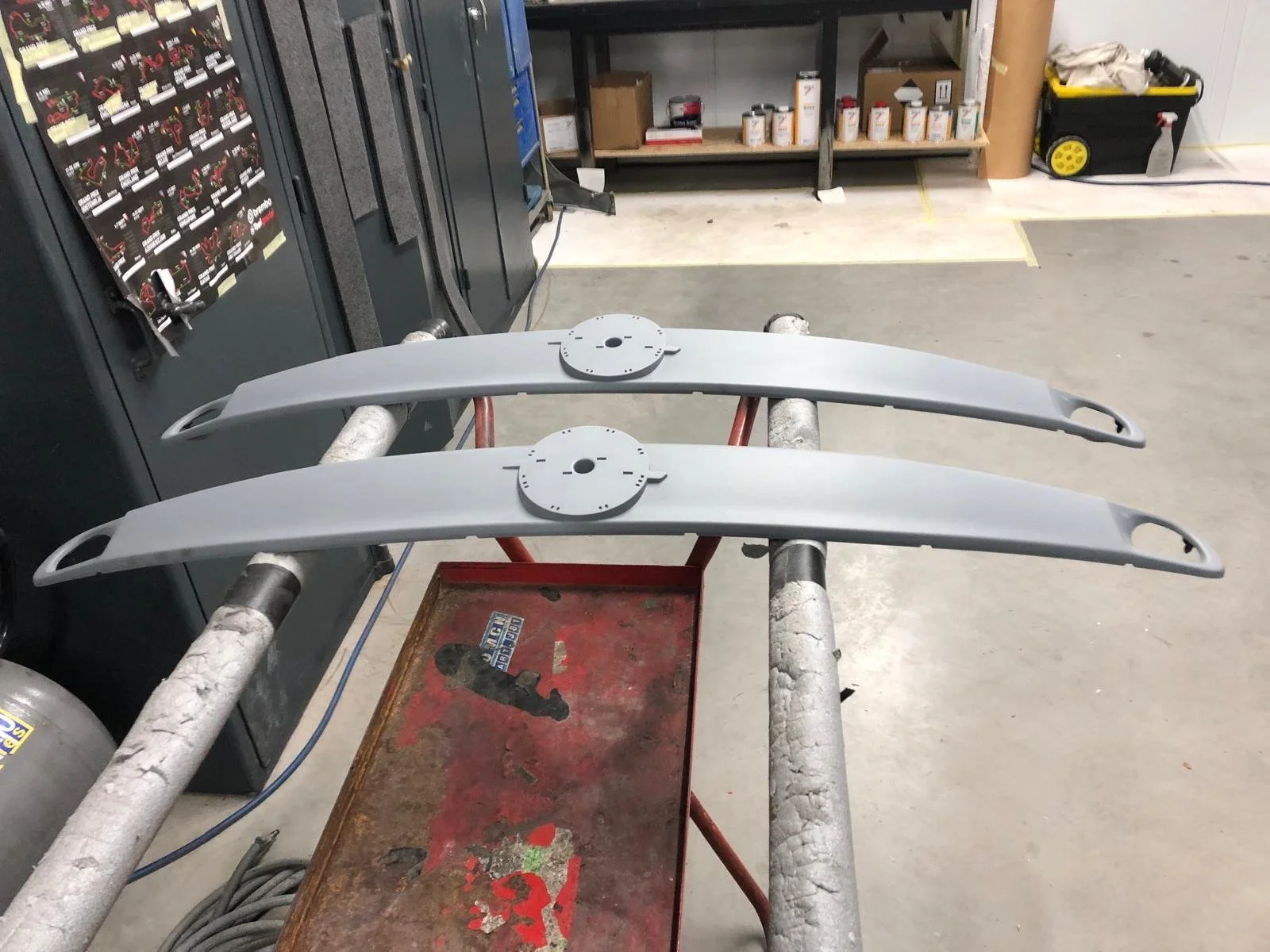 Bumperonderdeel van Opel Rocks voorbereid en geschuurd voor spuitwerk bij Garage van Beek Soesterberg