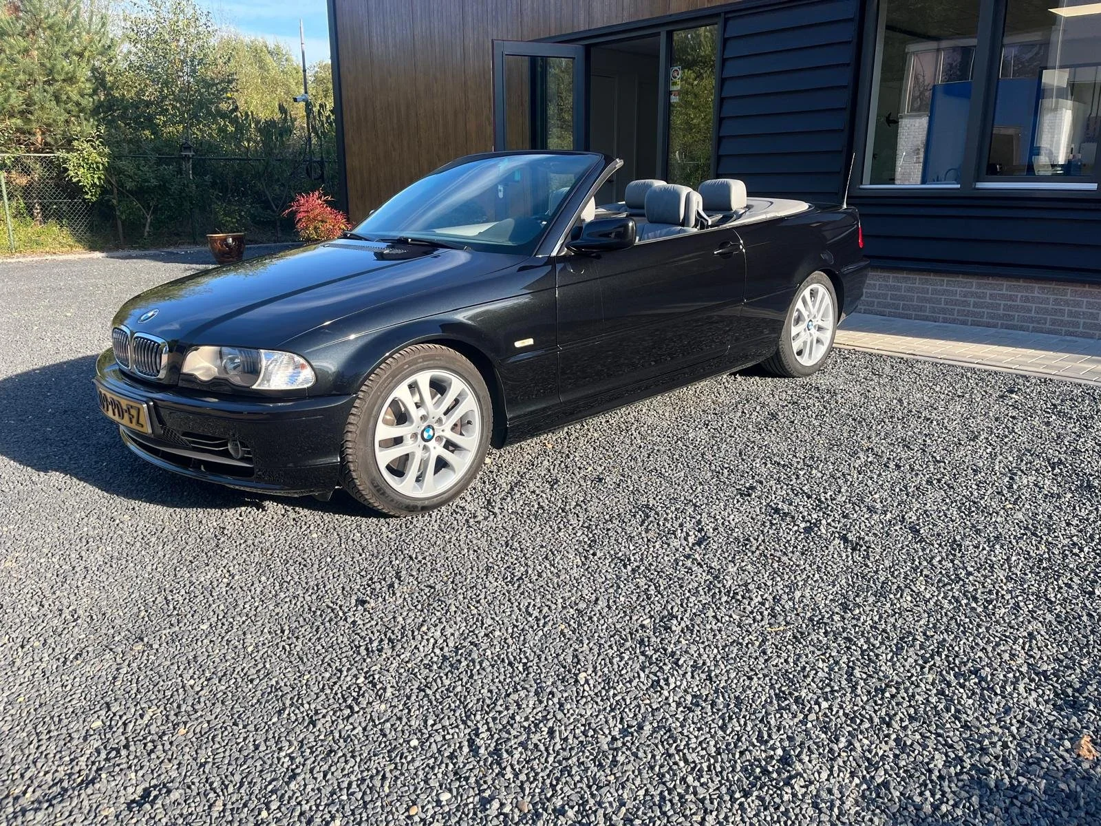 BMW cabrio volledig overgespoten in diepzwart, eindresultaat bij Garage van Beek Soesterberg